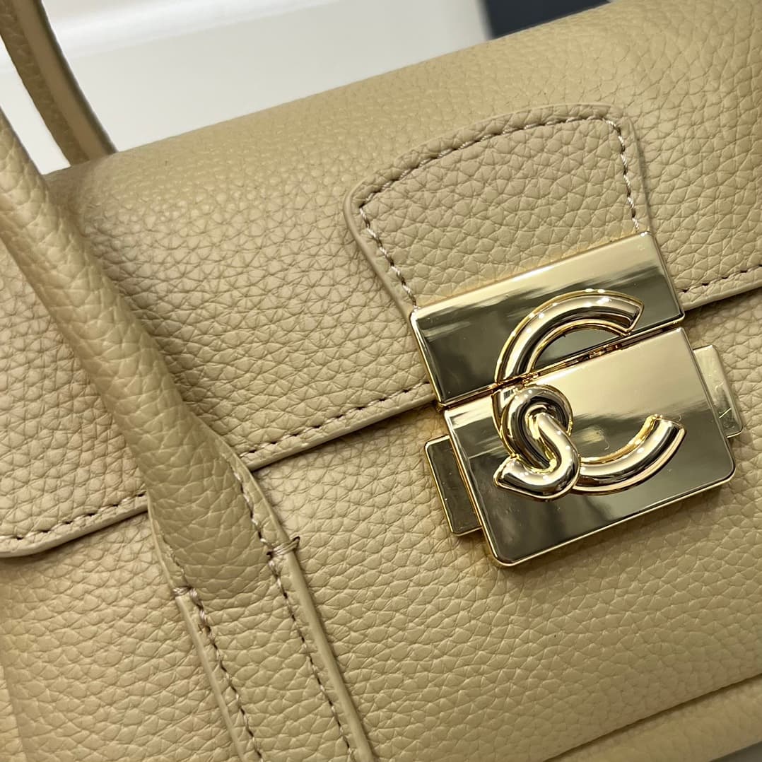 C8322 Small size, comes with a gift box. The new COCCINELLE Ciquenel crossbody bag is made of litchi-textured cowhide material. It can be worn on the hand or shoulder, offering a casual and stylish look, simple and elegant. — image 3