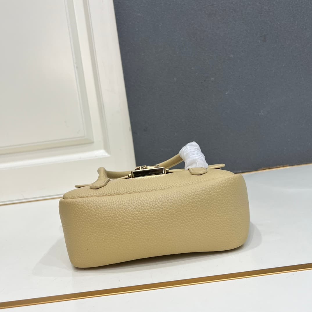C8322 Small size, comes with a gift box. The new COCCINELLE Ciquenel crossbody bag is made of litchi-textured cowhide material. It can be worn on the hand or shoulder, offering a casual and stylish look, simple and elegant. — image 7