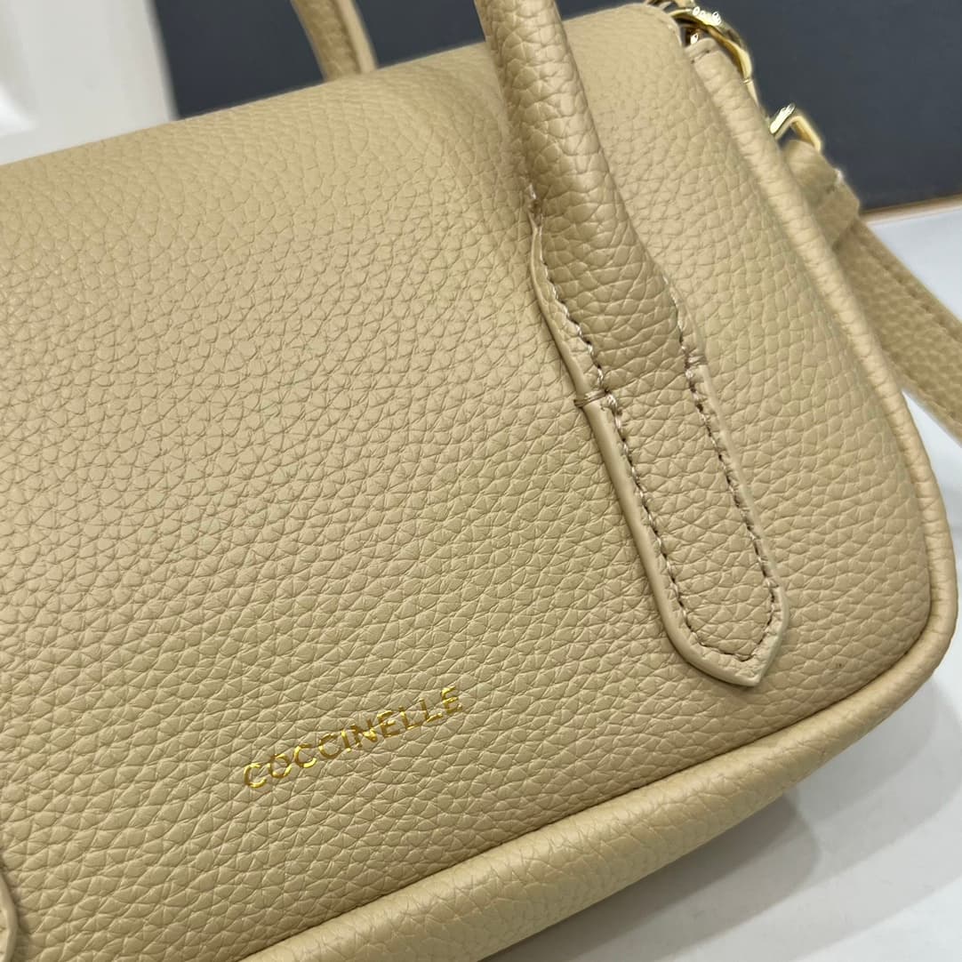 C8322 Small size, comes with a gift box. The new COCCINELLE Ciquenel crossbody bag is made of litchi-textured cowhide material. It can be worn on the hand or shoulder, offering a casual and stylish look, simple and elegant. — image 4