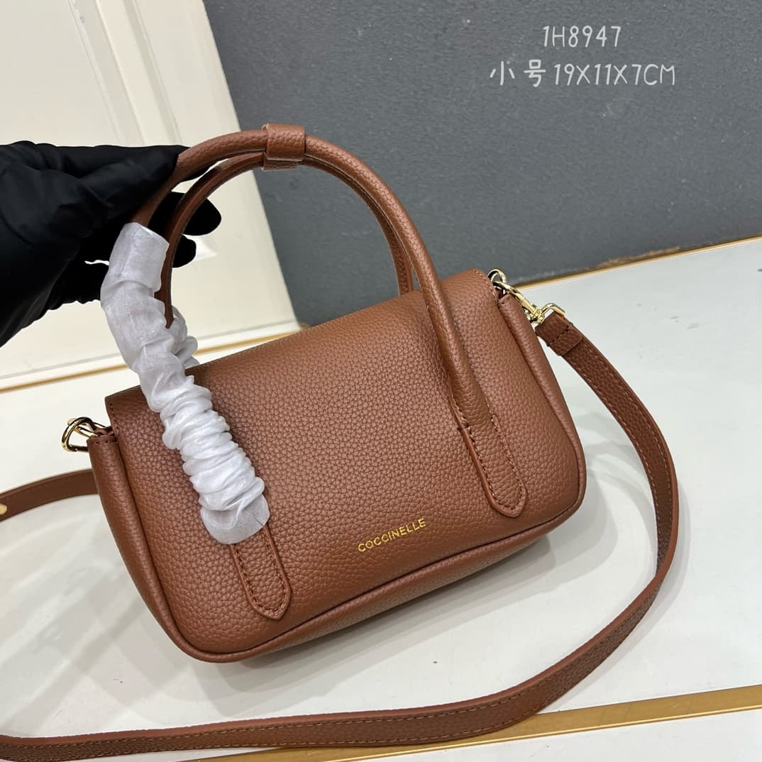 C8326 Small size, comes with a gift box. The new COCCINELLE Chicane bag features a crossbody design. Made of lychee-textured cowhide material, it can be carried on the hand or shoulder. It’s casual and stylish, simple and elegant. — image 2