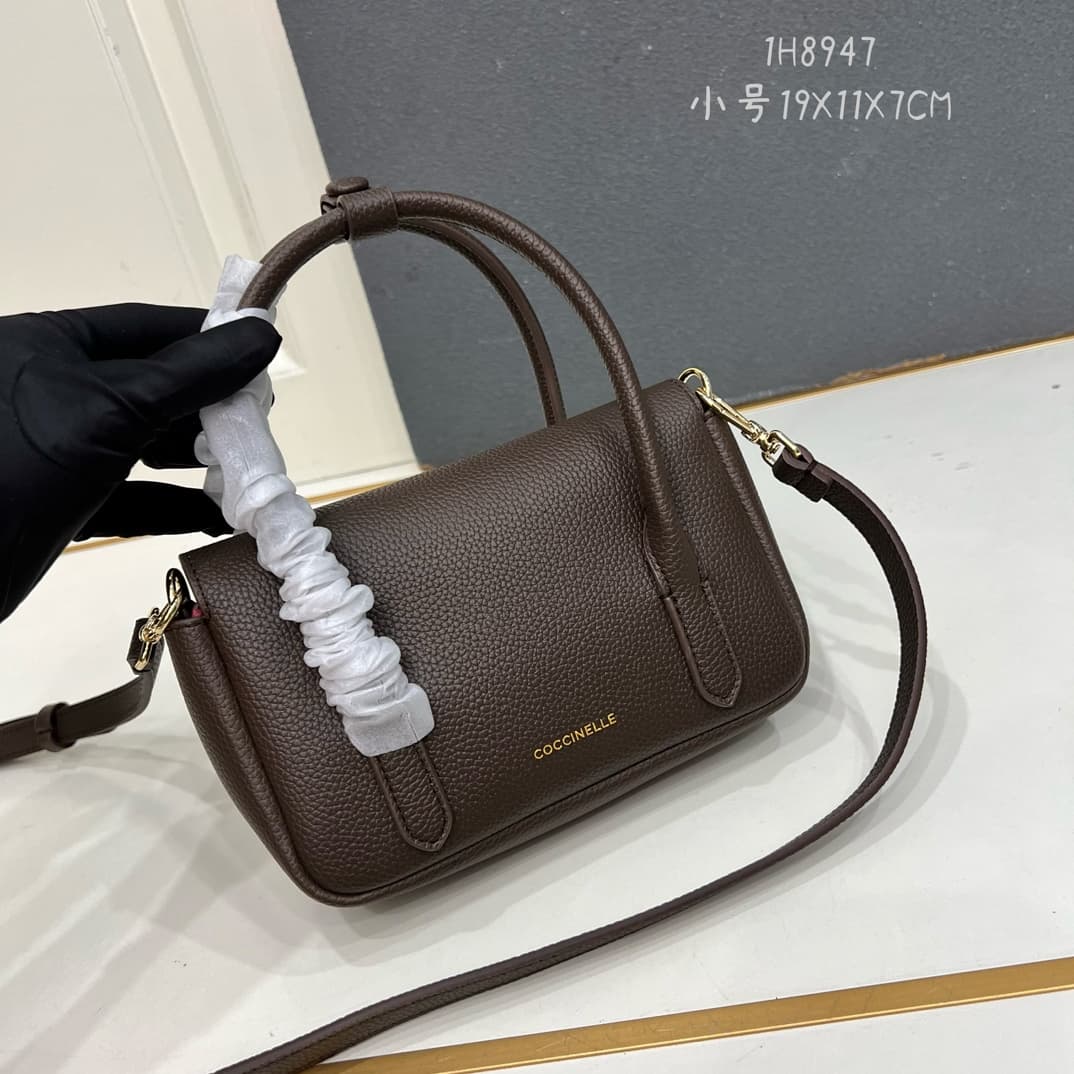 C8325 Small size, comes with a gift box. The new COCCINELLE Chicane bag features a crossbody design. Made of lychee-textured cowhide material, it can be worn on the hand or shoulder. It’s casual and stylish, simple and elegant. — image 2