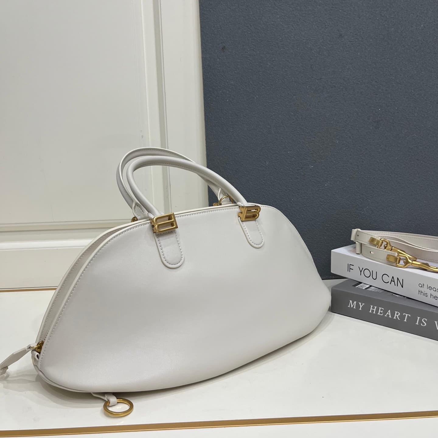 C3205 Balenciaga 2026 Bolero collection – Shell bag, top-grade cowhide material — image 3
