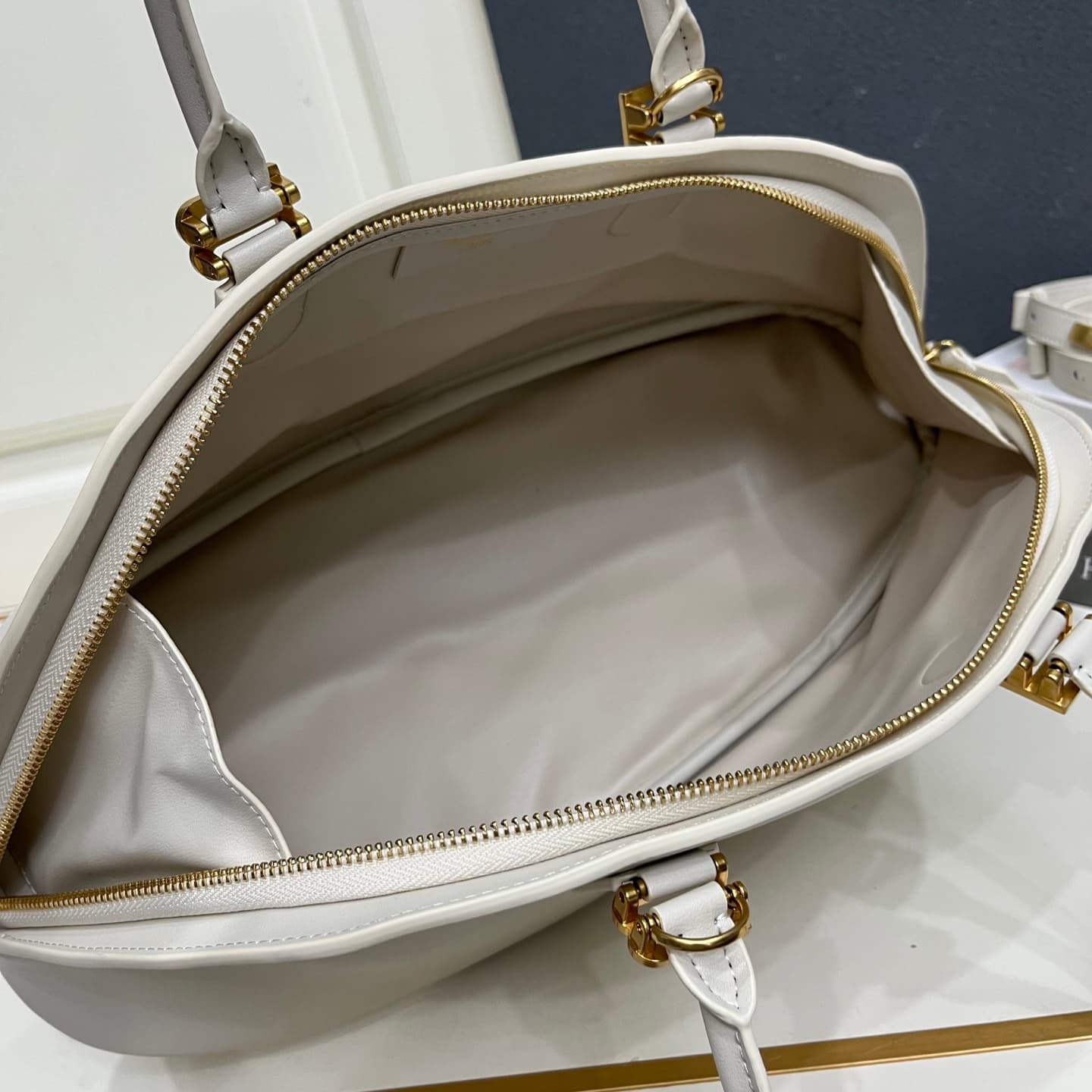 C3205 Balenciaga 2026 Bolero collection – Shell bag, top-grade cowhide material — image 8