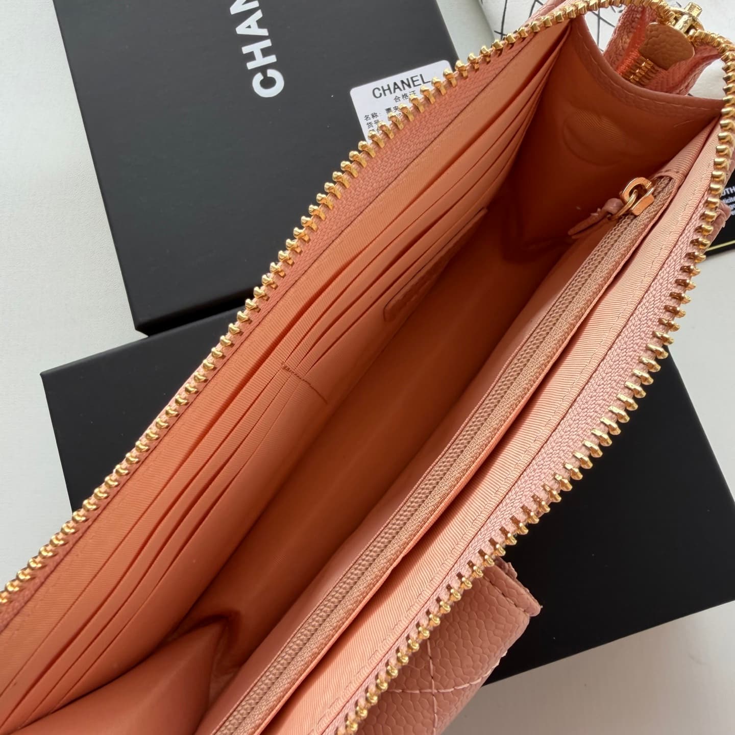 C810 🌸 New model 🔥 Packaged in the original packaging (33819 – classic small accessories). Chanel 📢🔥 The chain can be used as a handbag.💪 It looks very impressive. Don’t underestimate its size; it has plenty of space inside – pockets, zipper slots, and co — image 8