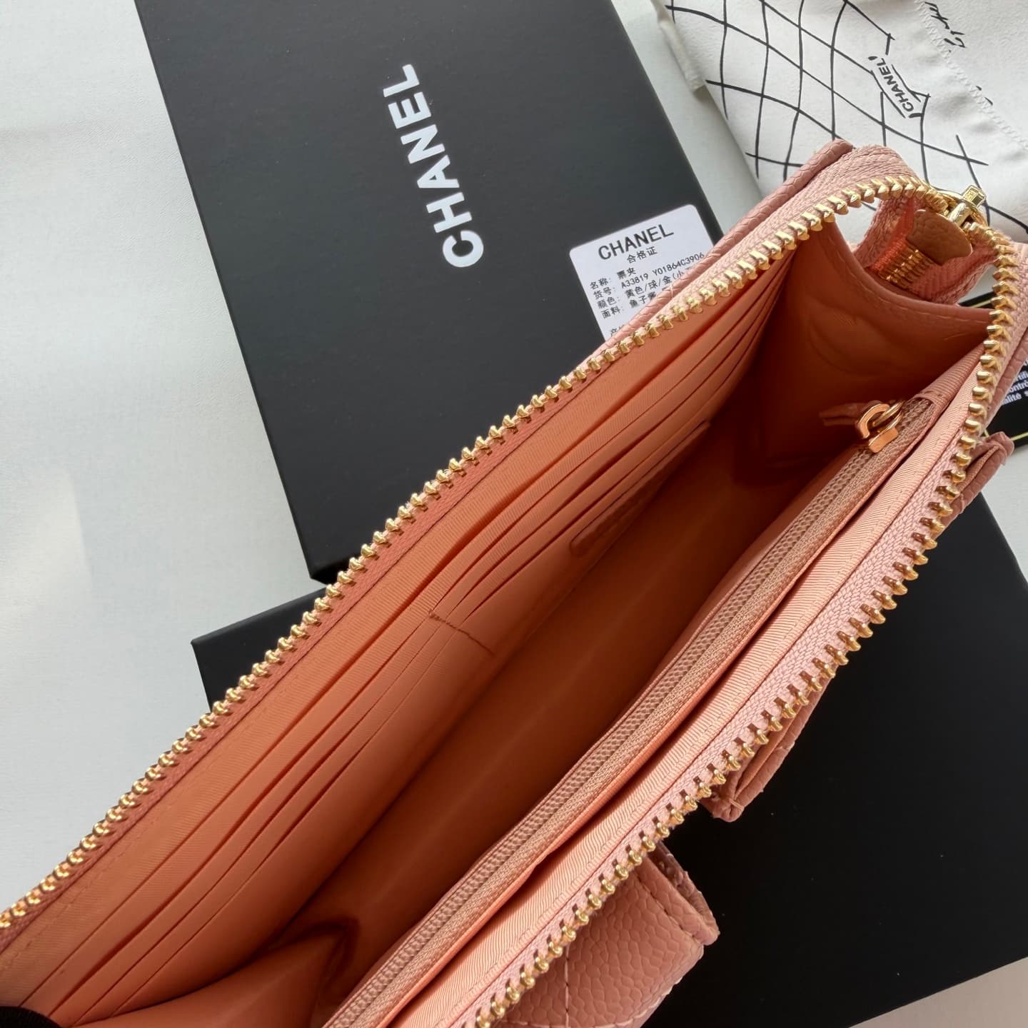 C810 🌸 New model 🔥 Packaged in the original packaging (33819 – classic small accessories). Chanel 📢🔥 The chain can be used as a handbag.💪 It looks very impressive. Don’t underestimate its size; it has plenty of space inside – pockets, zipper slots, and co — image 7
