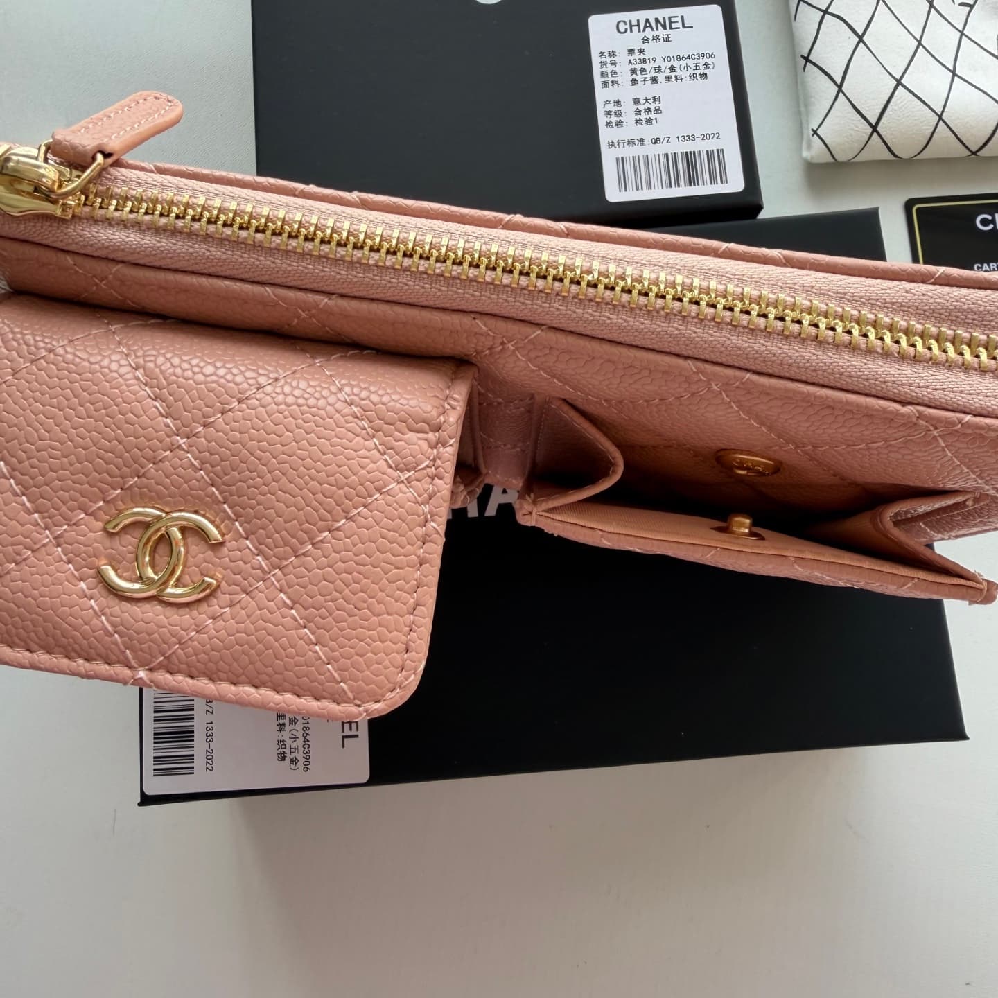 C810 🌸 New model 🔥 Packaged in the original packaging (33819 – classic small accessories). Chanel 📢🔥 The chain can be used as a handbag.💪 It looks very impressive. Don’t underestimate its size; it has plenty of space inside – pockets, zipper slots, and co — image 6