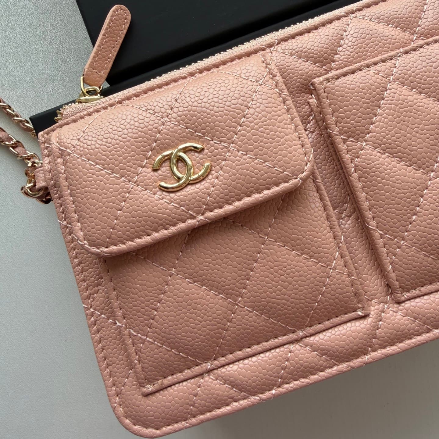 C810 🌸 New model 🔥 Packaged in the original packaging (33819 – classic small accessories). Chanel 📢🔥 The chain can be used as a handbag.💪 It looks very impressive. Don’t underestimate its size; it has plenty of space inside – pockets, zipper slots, and co — image 5