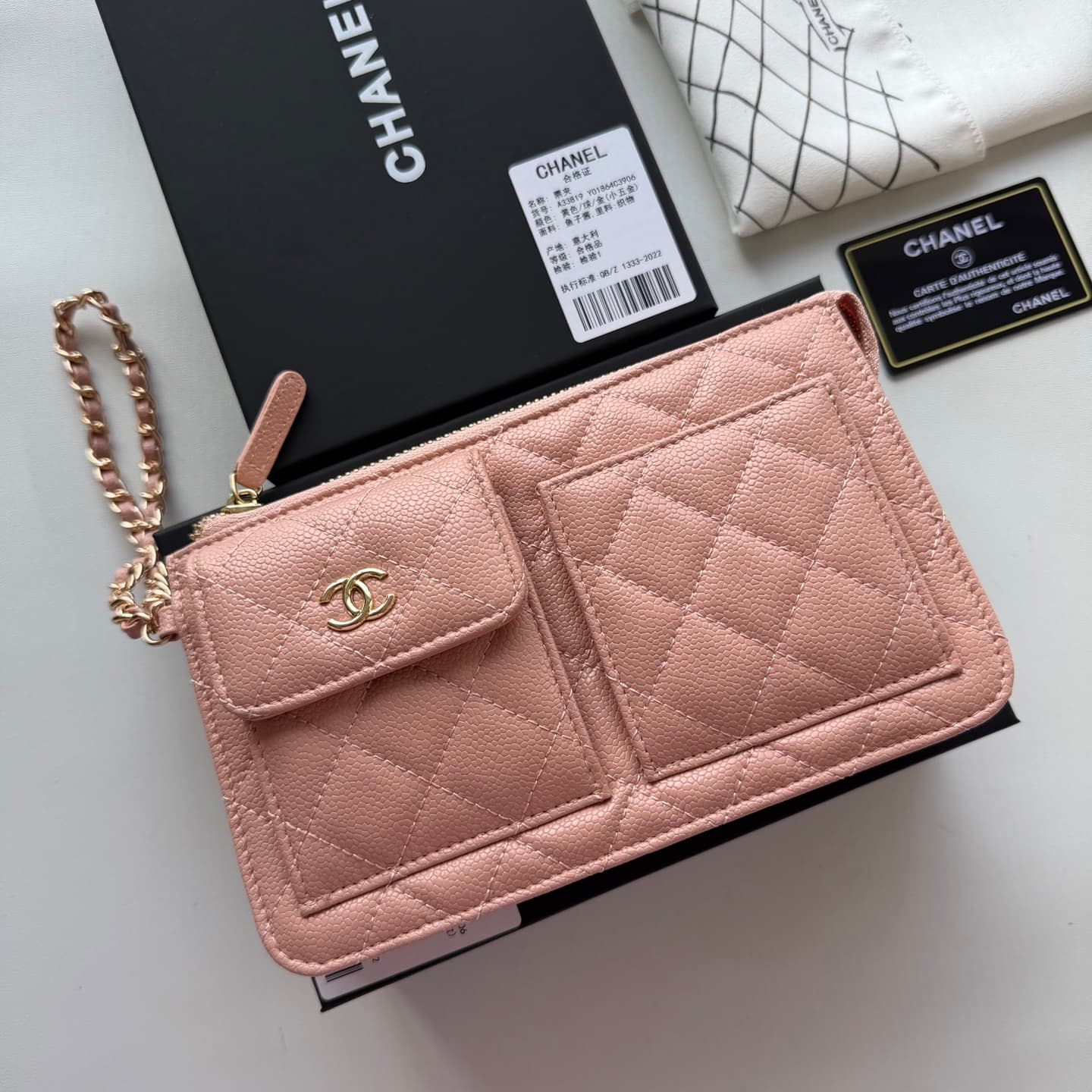 C810 🌸 New model 🔥 Packaged in the original packaging (33819 – classic small accessories). Chanel 📢🔥 The chain can be used as a handbag.💪 It looks very impressive. Don’t underestimate its size; it has plenty of space inside – pockets, zipper slots, and co — image 2