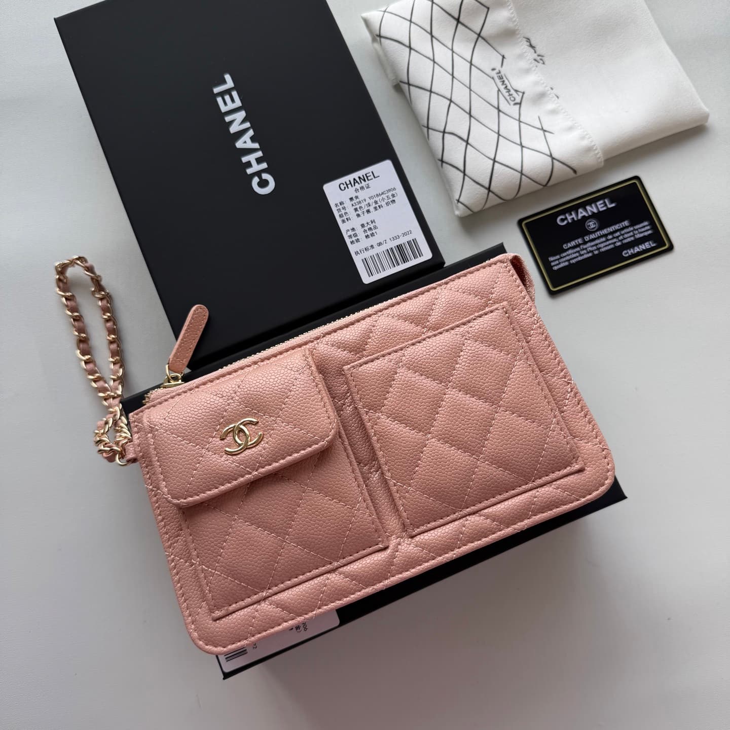C810 🌸 New model 🔥 Packaged in the original packaging (33819 – classic small accessories). Chanel 📢🔥 The chain can be used as a handbag.💪 It looks very impressive. Don’t underestimate its size; it has plenty of space inside – pockets, zipper slots, and co — image 3