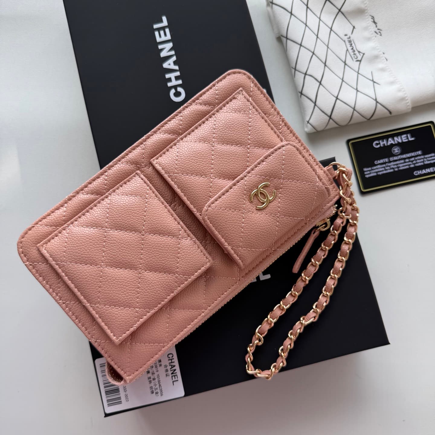 C810 🌸 New model 🔥 Packaged in the original packaging (33819 – classic small accessories). Chanel 📢🔥 The chain can be used as a handbag.💪 It looks very impressive. Don’t underestimate its size; it has plenty of space inside – pockets, zipper slots, and co — image 4