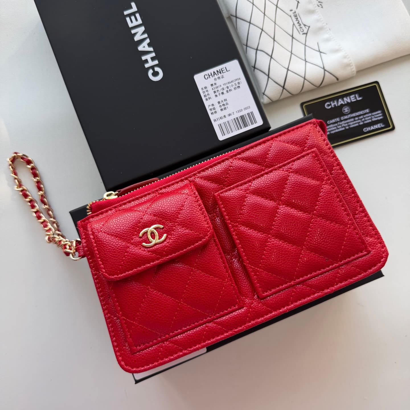 C814 🌸 New model 🔥 Packaged in the original packaging (33819 – classic small accessories) Chanel 📢🔥 The chain can be used as a handbag💪 It looks very impressive. Despite its small size, it has plenty of space inside: compartments for cards, zippers, and c — image 3