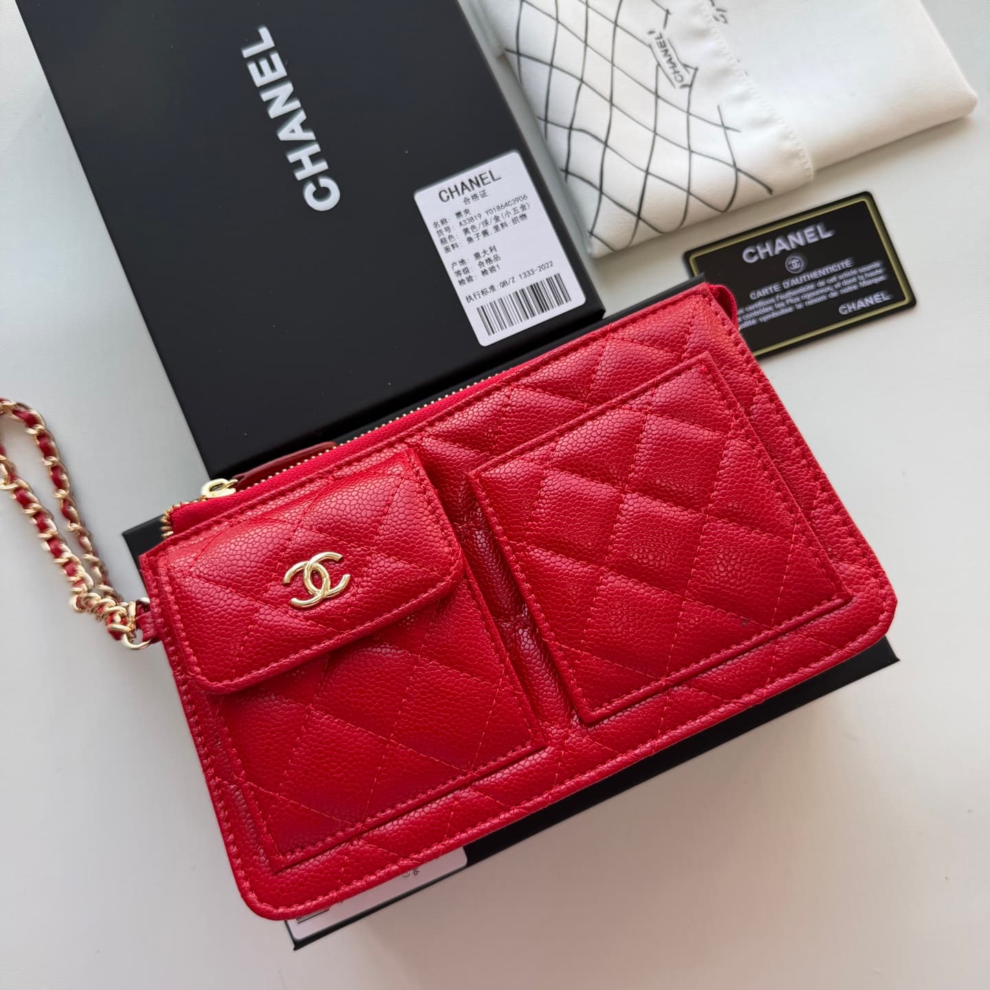 C814 🌸 New model 🔥 Packaged in the original packaging (33819 – classic small accessories) Chanel 📢🔥 The chain can be used as a handbag💪 It looks very impressive. Despite its small size, it has plenty of space inside: compartments for cards, zippers, and c — image 1