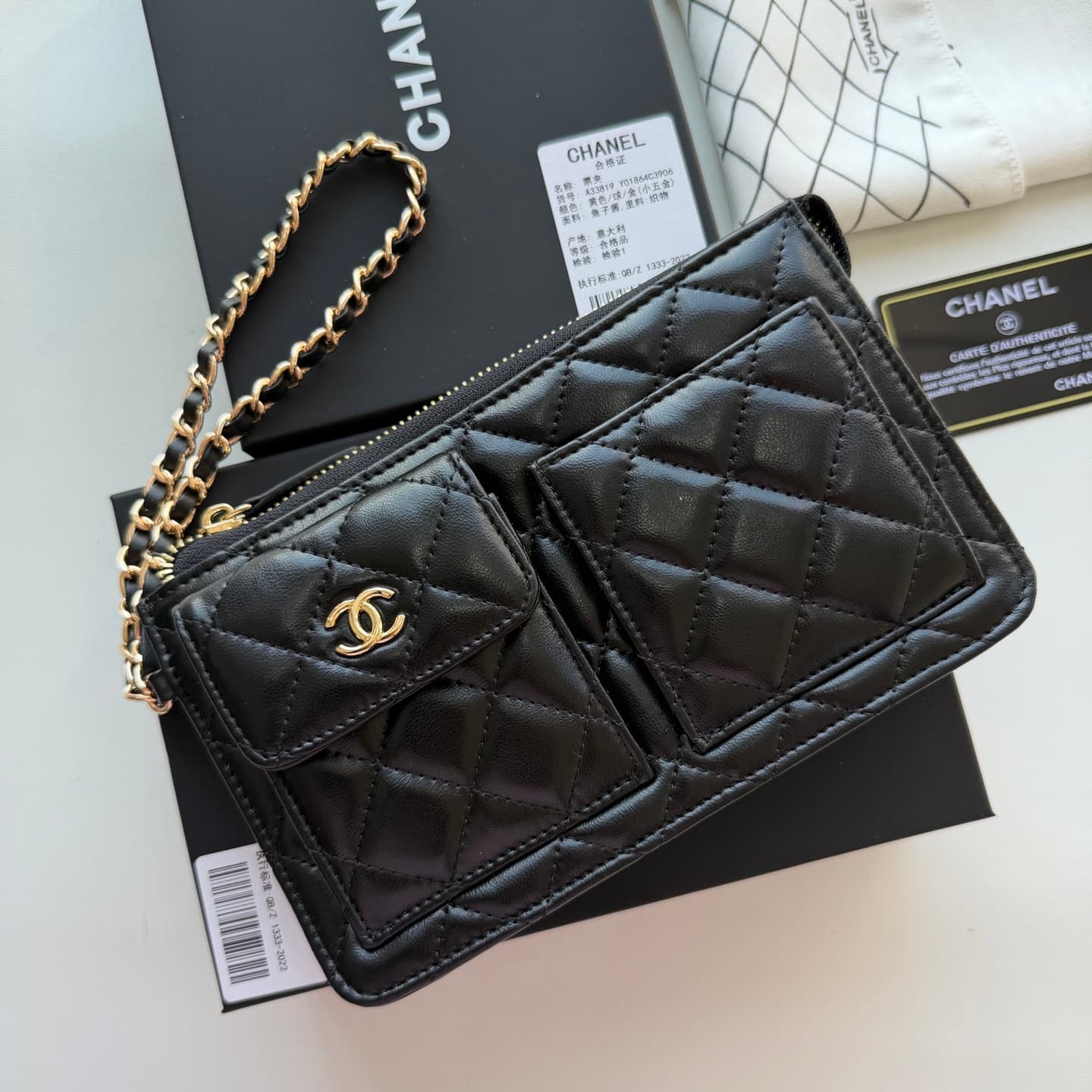 C818 🌸 New model 🔥 Packaged in the original packaging (33819 – classic small hardware). Chanel 📢🔥 The chain can be used as a handbag.💪 It looks very stylish. Don’t underestimate its size; it’s quite spacious. Inside, there are compartments for cards, zipp — image 3