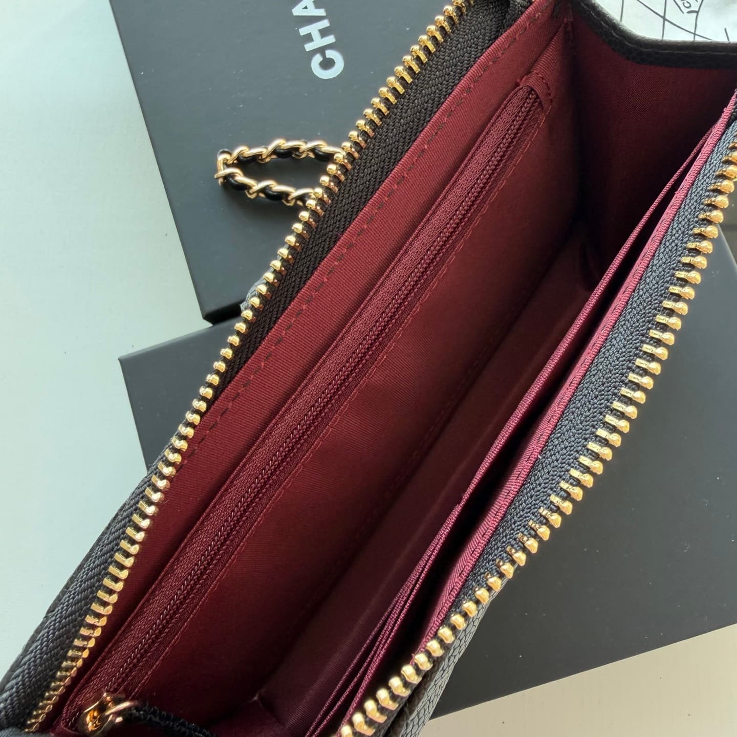 C819 🌸 New model 🔥 Packaged in the original packaging (33819 – classic small hardware). Chanel 📢🔥 The chain can be used as a handbag. 💪 It looks very stylish. Although it’s small, it has plenty of space inside: pockets, zipper slots, and coin compartments — image 7