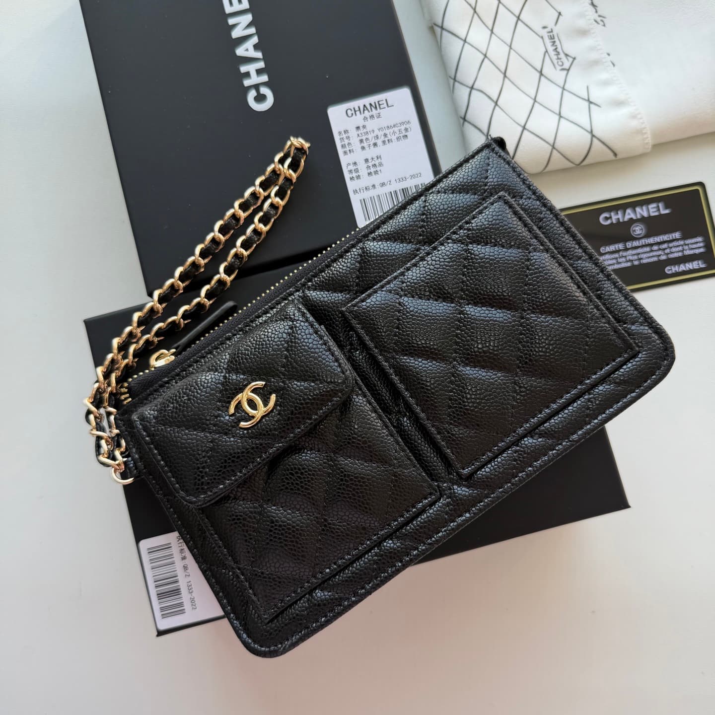 C819 🌸 New model 🔥 Packaged in the original packaging (33819 – classic small hardware). Chanel 📢🔥 The chain can be used as a handbag. 💪 It looks very stylish. Although it’s small, it has plenty of space inside: pockets, zipper slots, and coin compartments — image 3