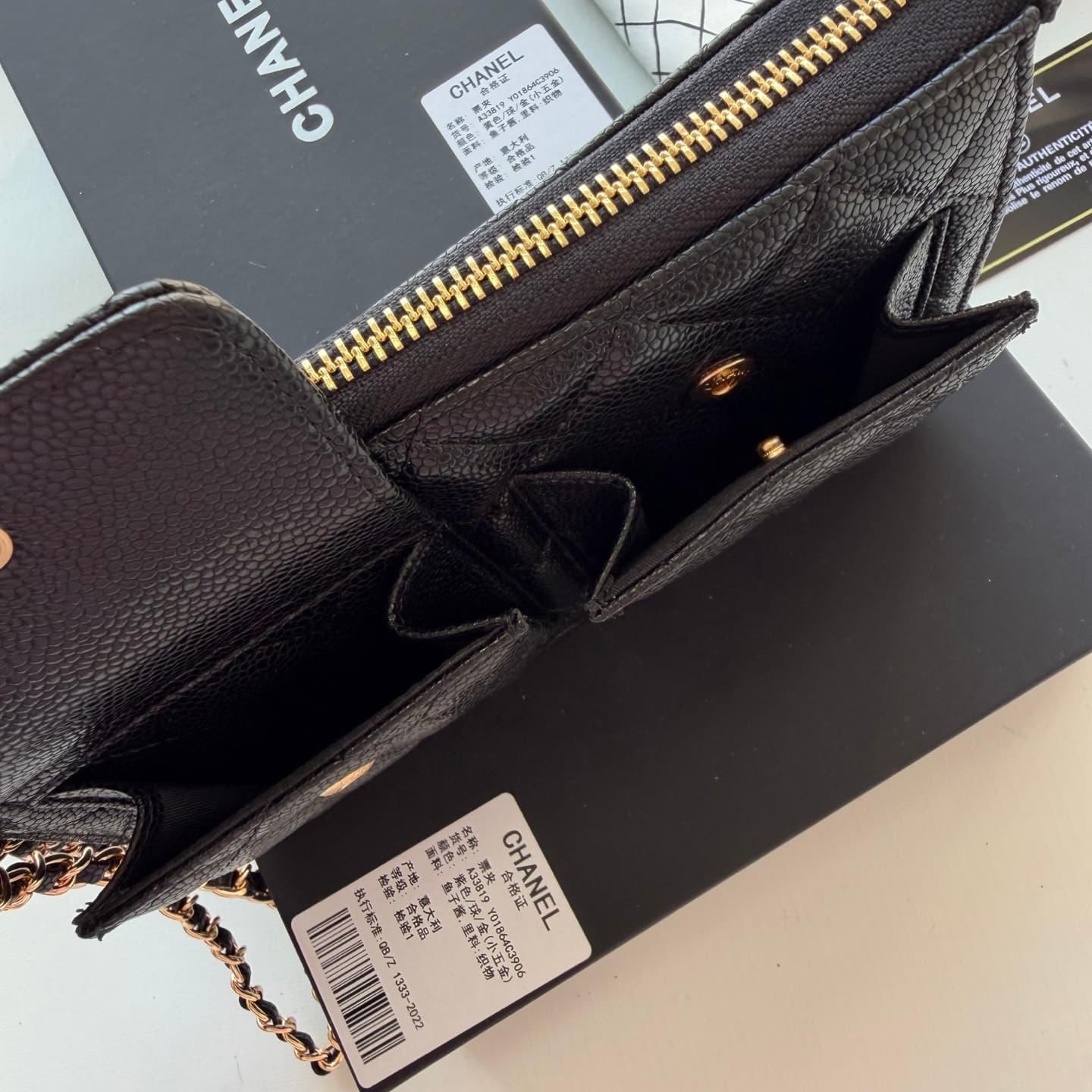 C819 🌸 New model 🔥 Packaged in the original packaging (33819 – classic small hardware). Chanel 📢🔥 The chain can be used as a handbag. 💪 It looks very stylish. Although it’s small, it has plenty of space inside: pockets, zipper slots, and coin compartments — image 6