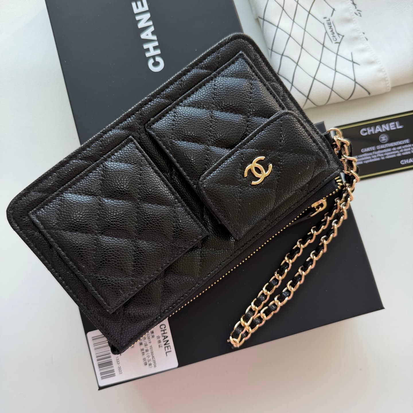 C819 🌸 New model 🔥 Packaged in the original packaging (33819 – classic small hardware). Chanel 📢🔥 The chain can be used as a handbag. 💪 It looks very stylish. Although it’s small, it has plenty of space inside: pockets, zipper slots, and coin compartments — image 4