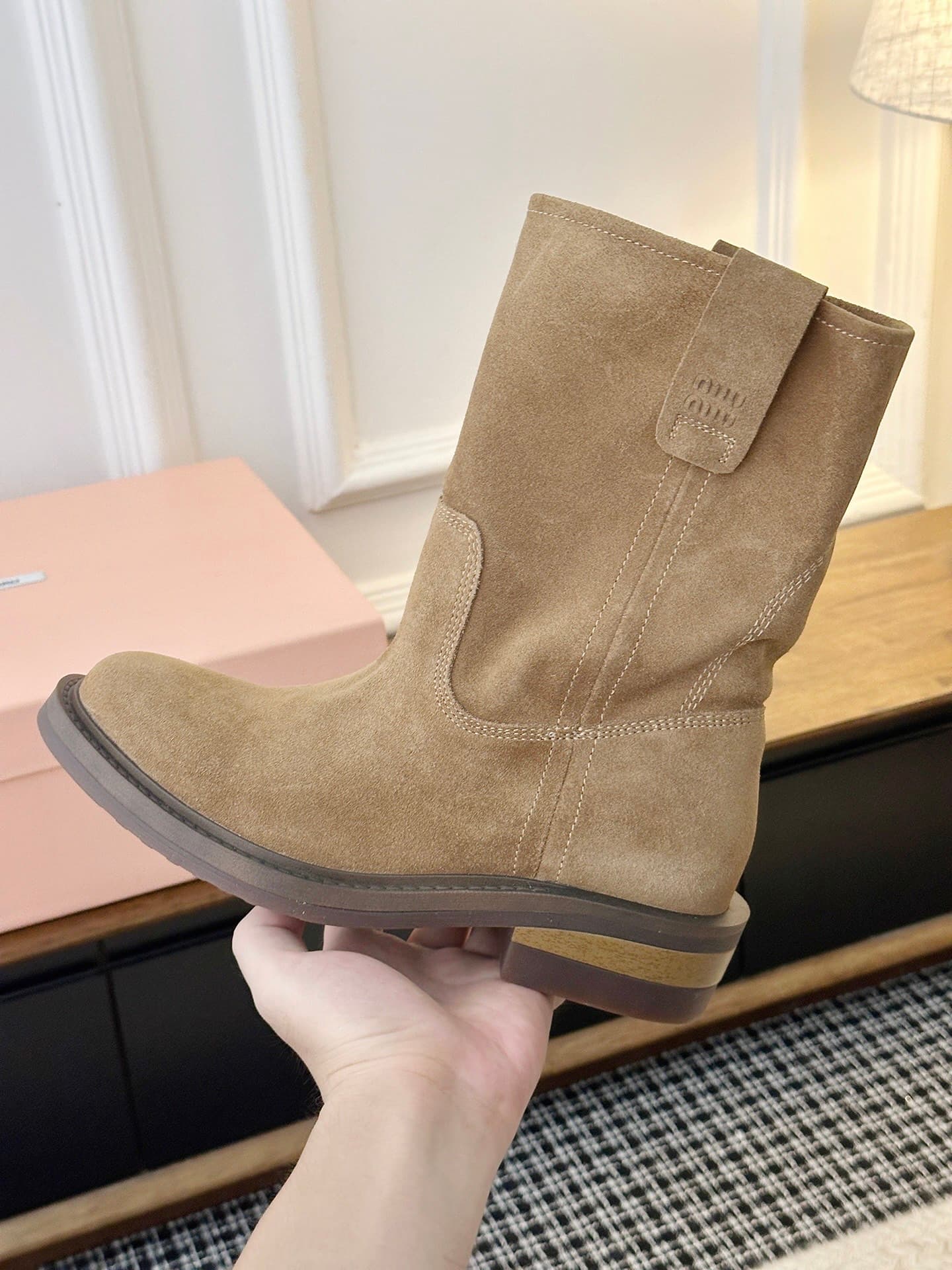 D8770 𝐌𝐈𝐔𝐌𝐈𝐔’s latest runway fashion must-have boots — image 5