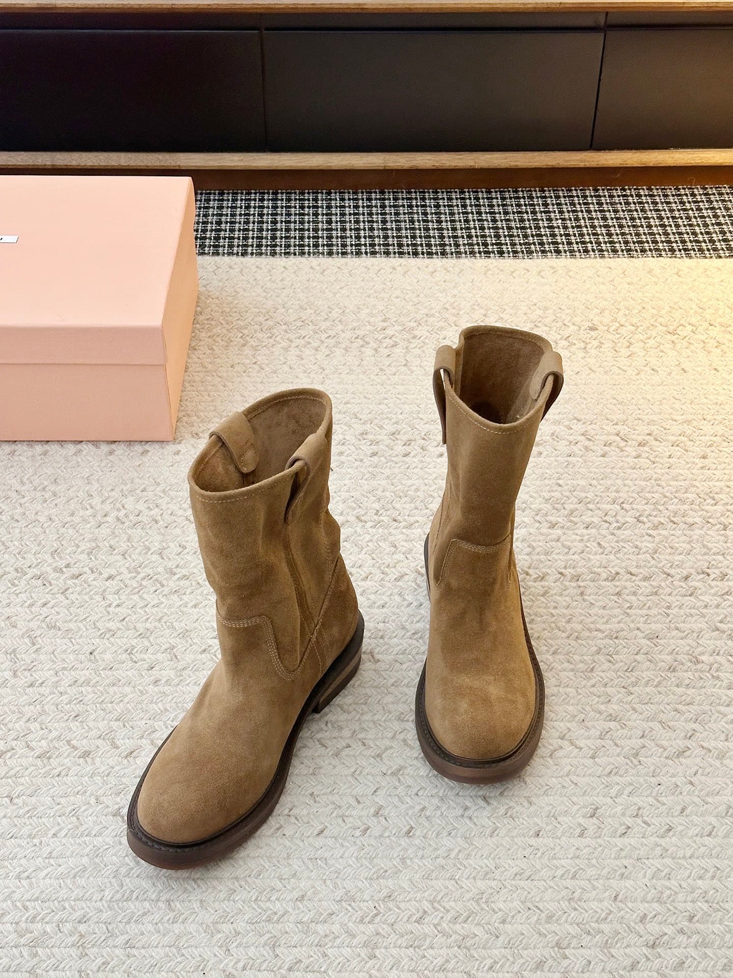 D8770 𝐌𝐈𝐔𝐌𝐈𝐔’s latest runway fashion must-have boots — image 2