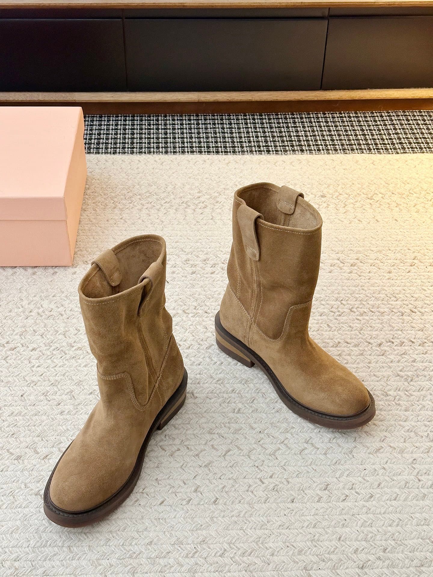 D8770 𝐌𝐈𝐔𝐌𝐈𝐔’s latest runway fashion must-have boots — image 3