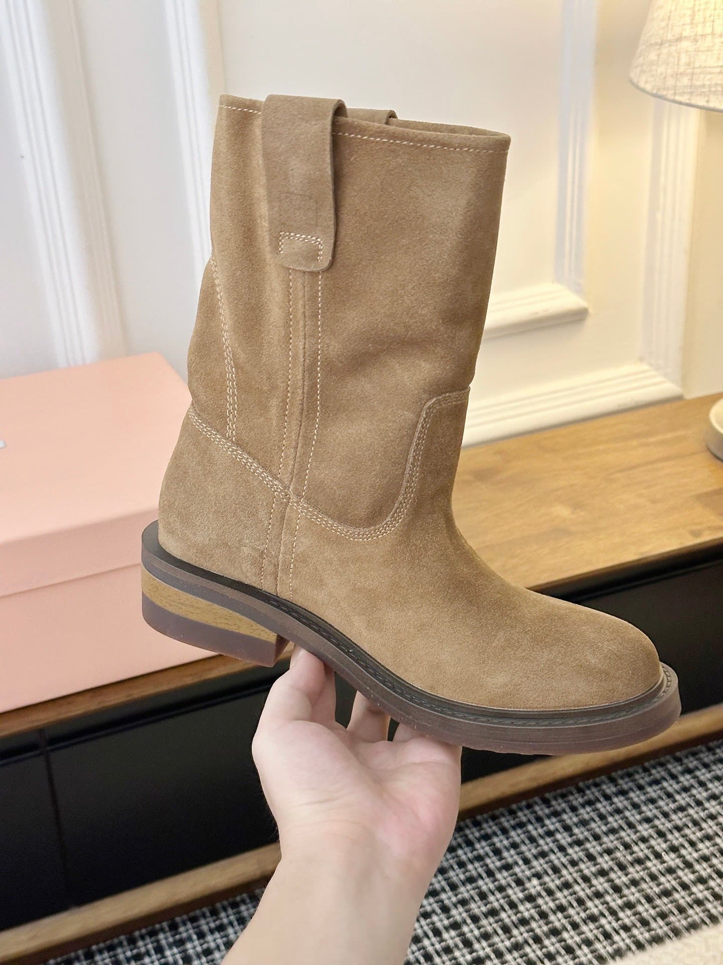 D8770 𝐌𝐈𝐔𝐌𝐈𝐔’s latest runway fashion must-have boots — image 6