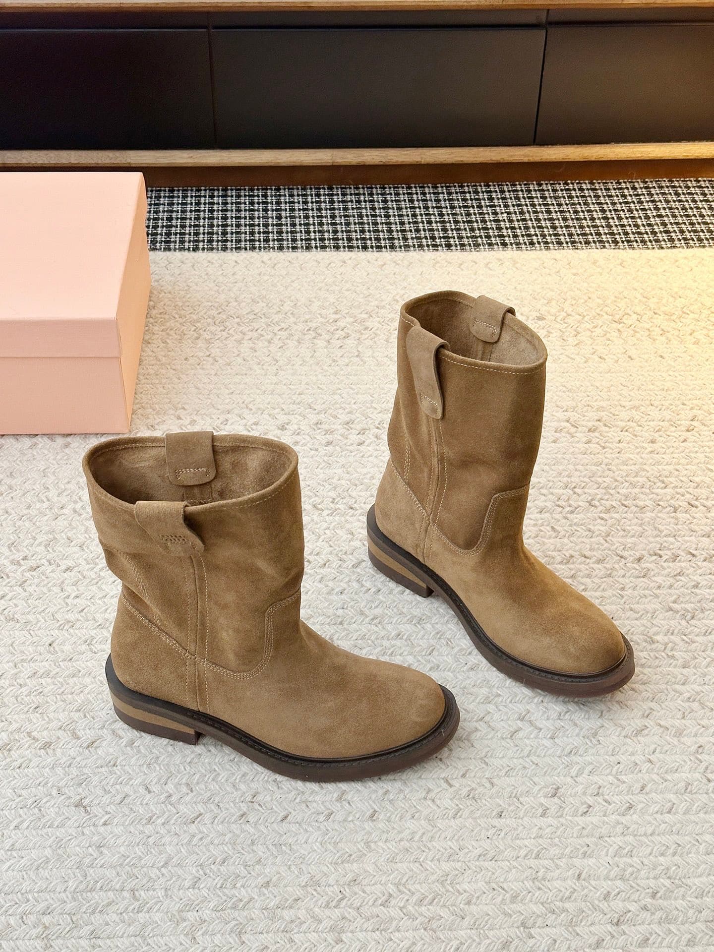 D8770 𝐌𝐈𝐔𝐌𝐈𝐔’s latest runway fashion must-have boots — image 4