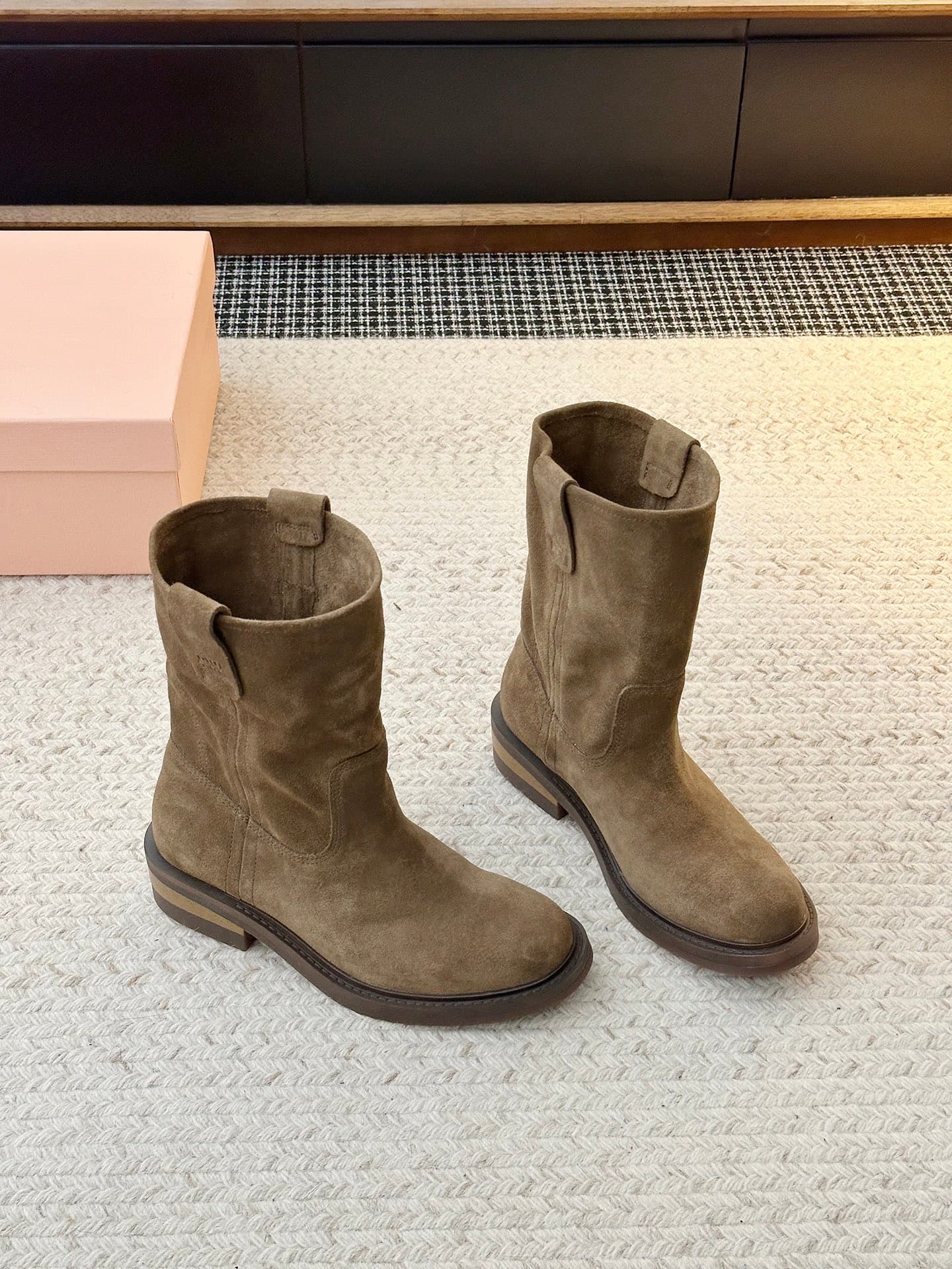 D8769 The latest trendy boots from IIDLLI’s fashion show — image 4