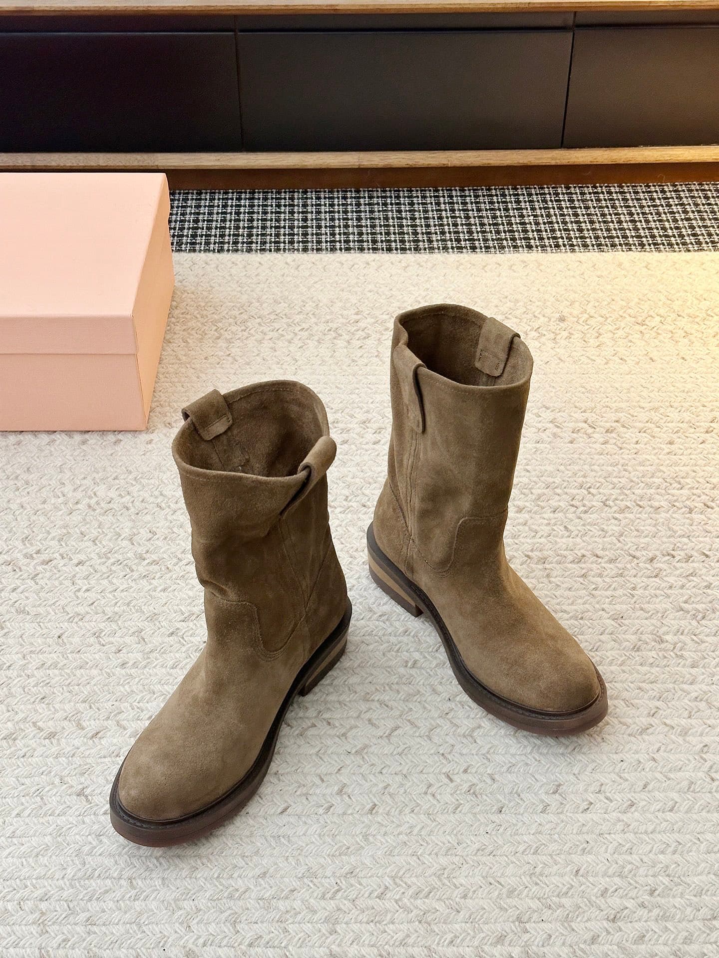 D8769 The latest trendy boots from IIDLLI’s fashion show — image 3