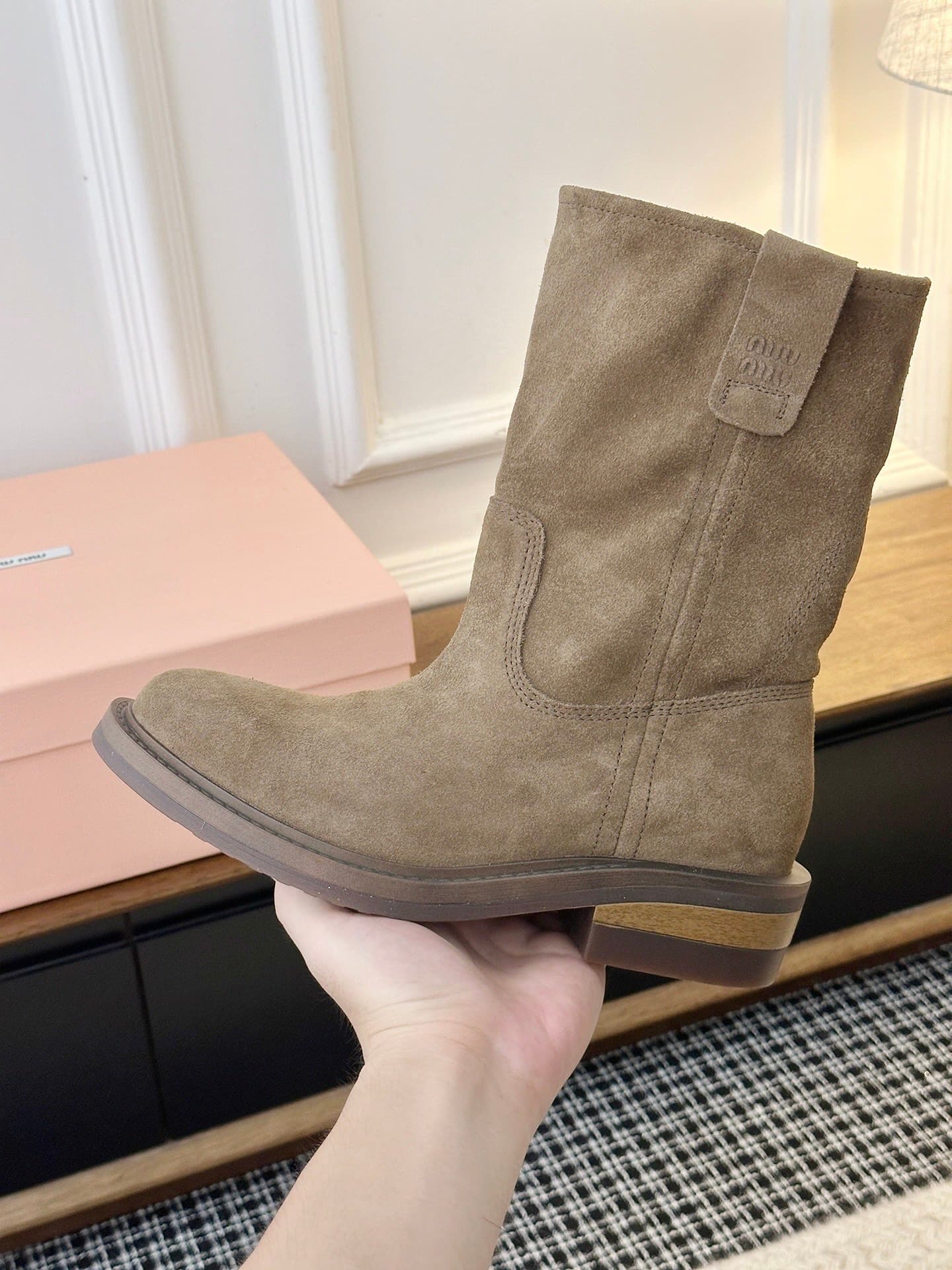 D8769 The latest trendy boots from IIDLLI’s fashion show — image 5
