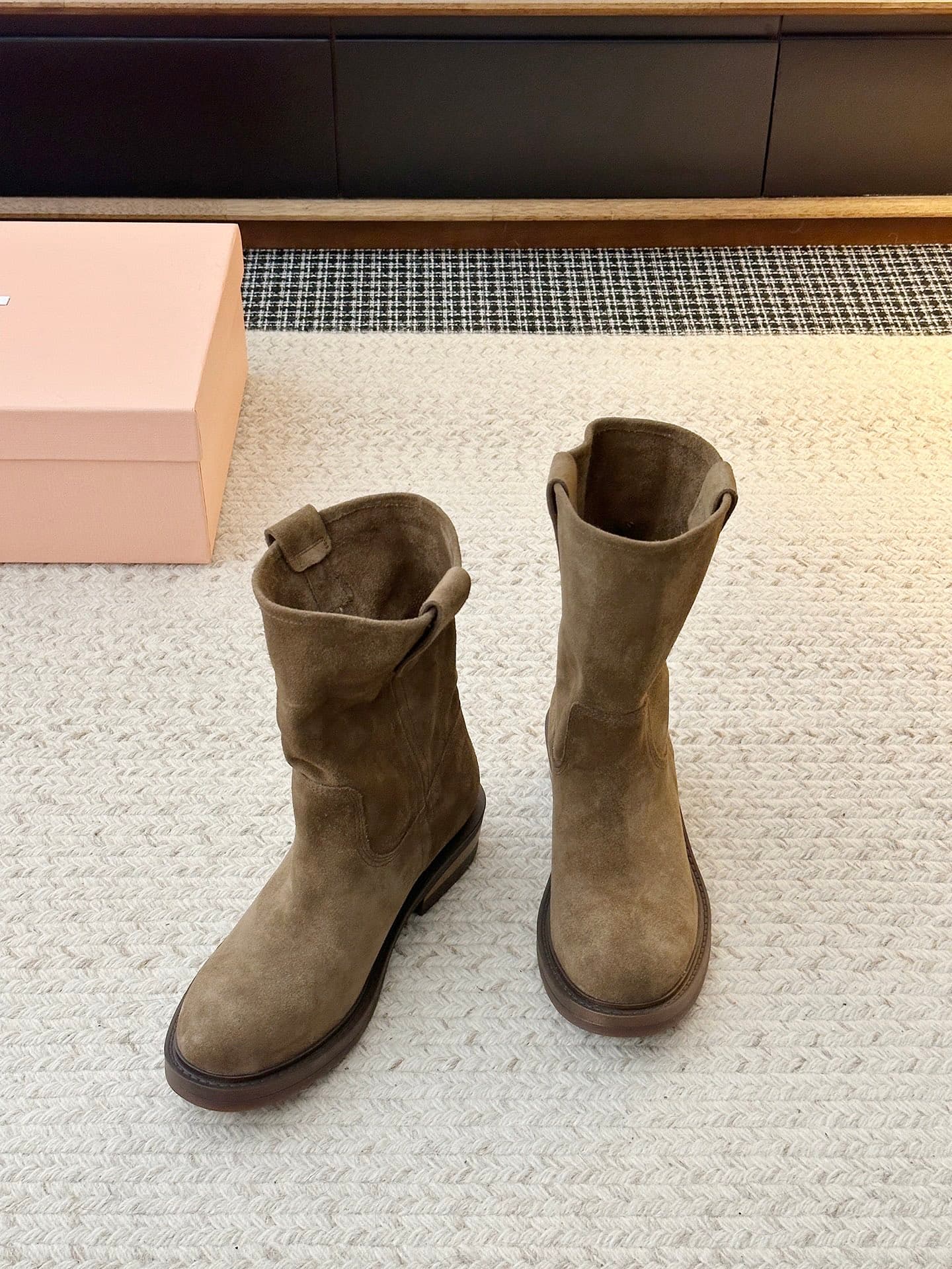 D8769 The latest trendy boots from IIDLLI’s fashion show — image 2