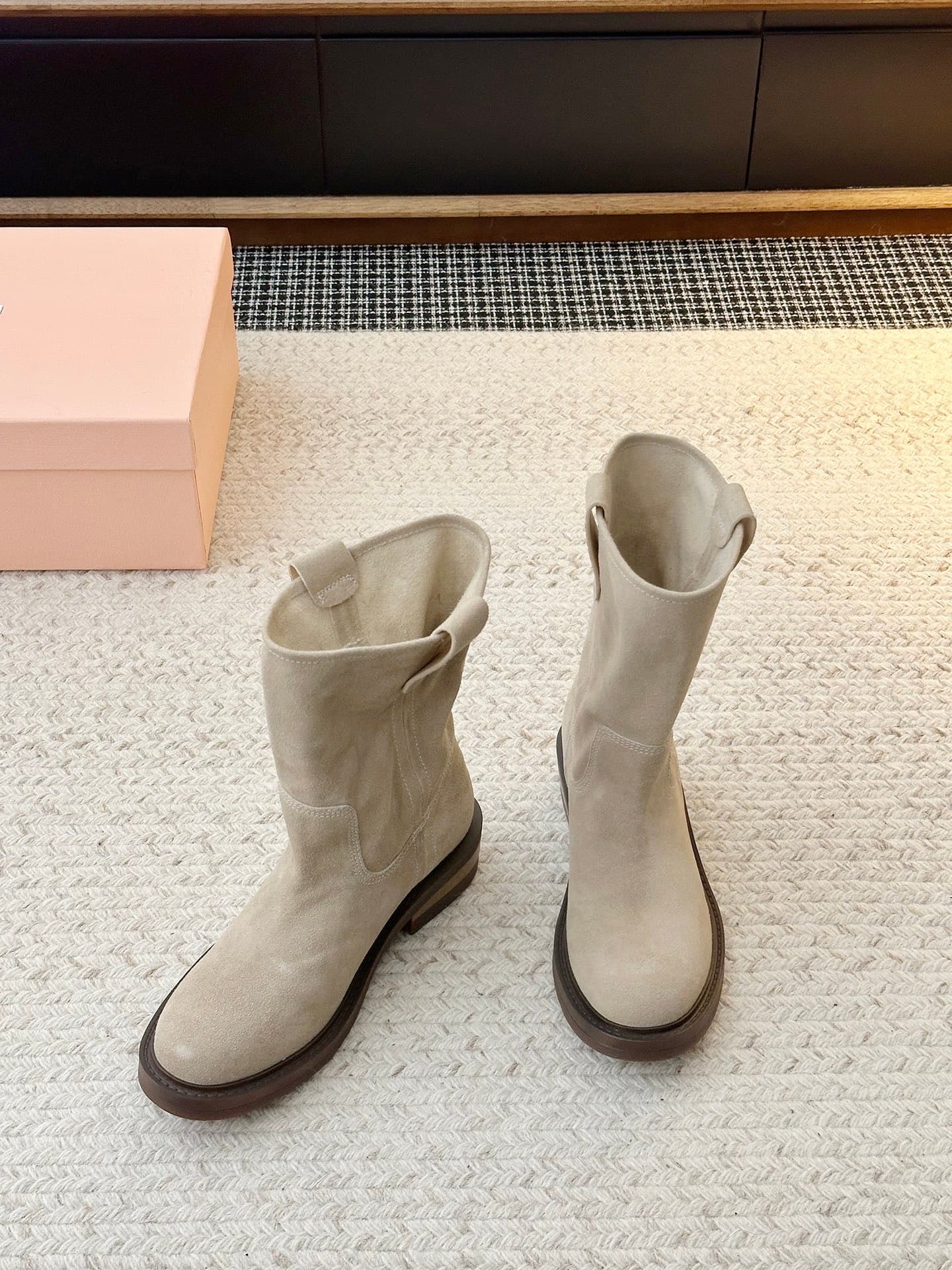 D8768 𝐌𝐈𝐔𝐌𝐈𝐔’s latest runway trends: must-have boots — image 2