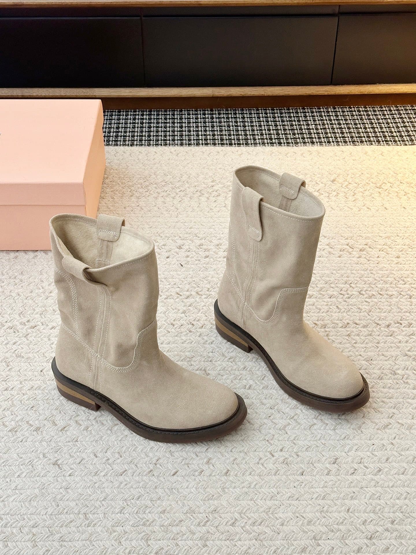 D8768 𝐌𝐈𝐔𝐌𝐈𝐔’s latest runway trends: must-have boots — image 4