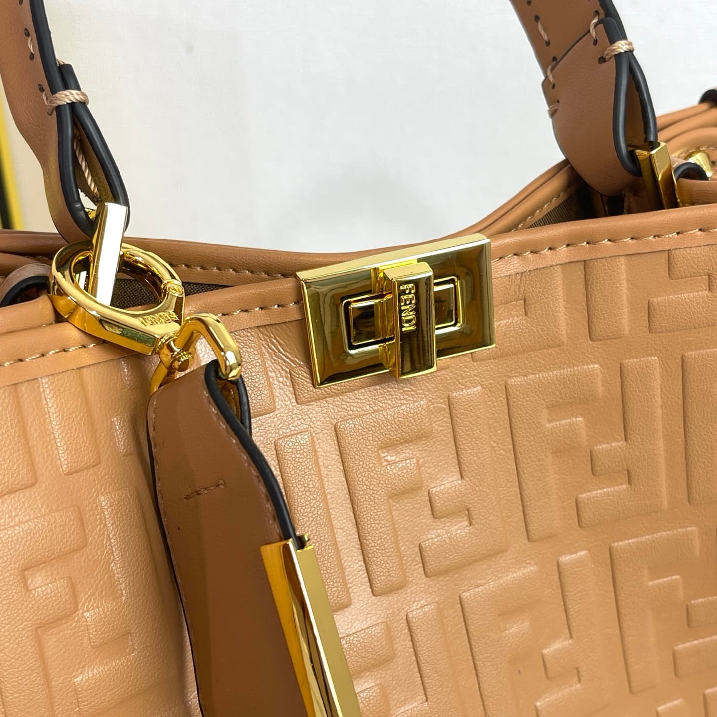 C2805 Fendi Perkaboo tote bags are basic models that can be used as beach bags. They feature elaborate embossing techniques, offering a vintage look with durability. Made from high-quality leather material—different from previous models, it immediately sh — image 8