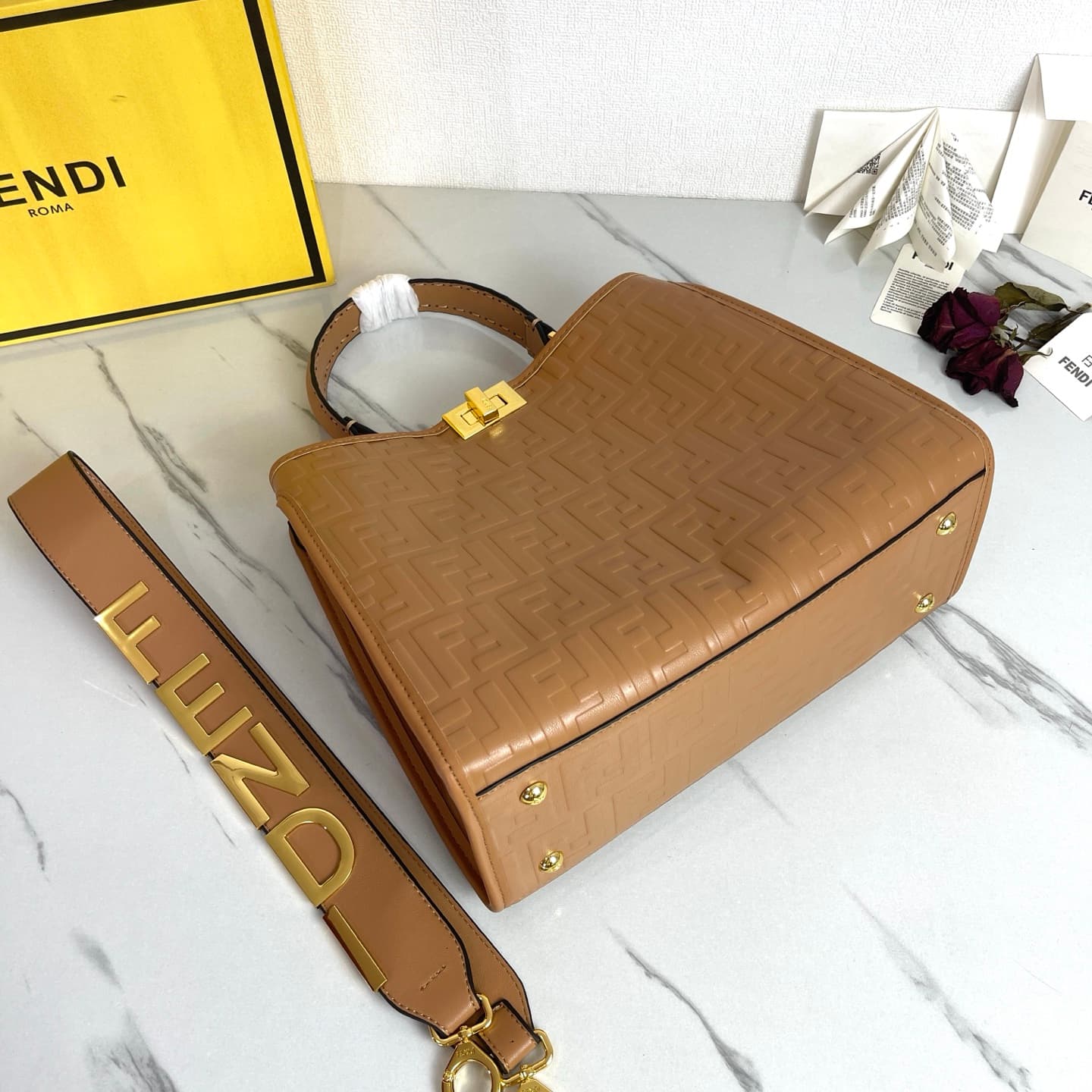 C2805 Fendi Perkaboo tote bags are basic models that can be used as beach bags. They feature elaborate embossing techniques, offering a vintage look with durability. Made from high-quality leather material—different from previous models, it immediately sh — image 4