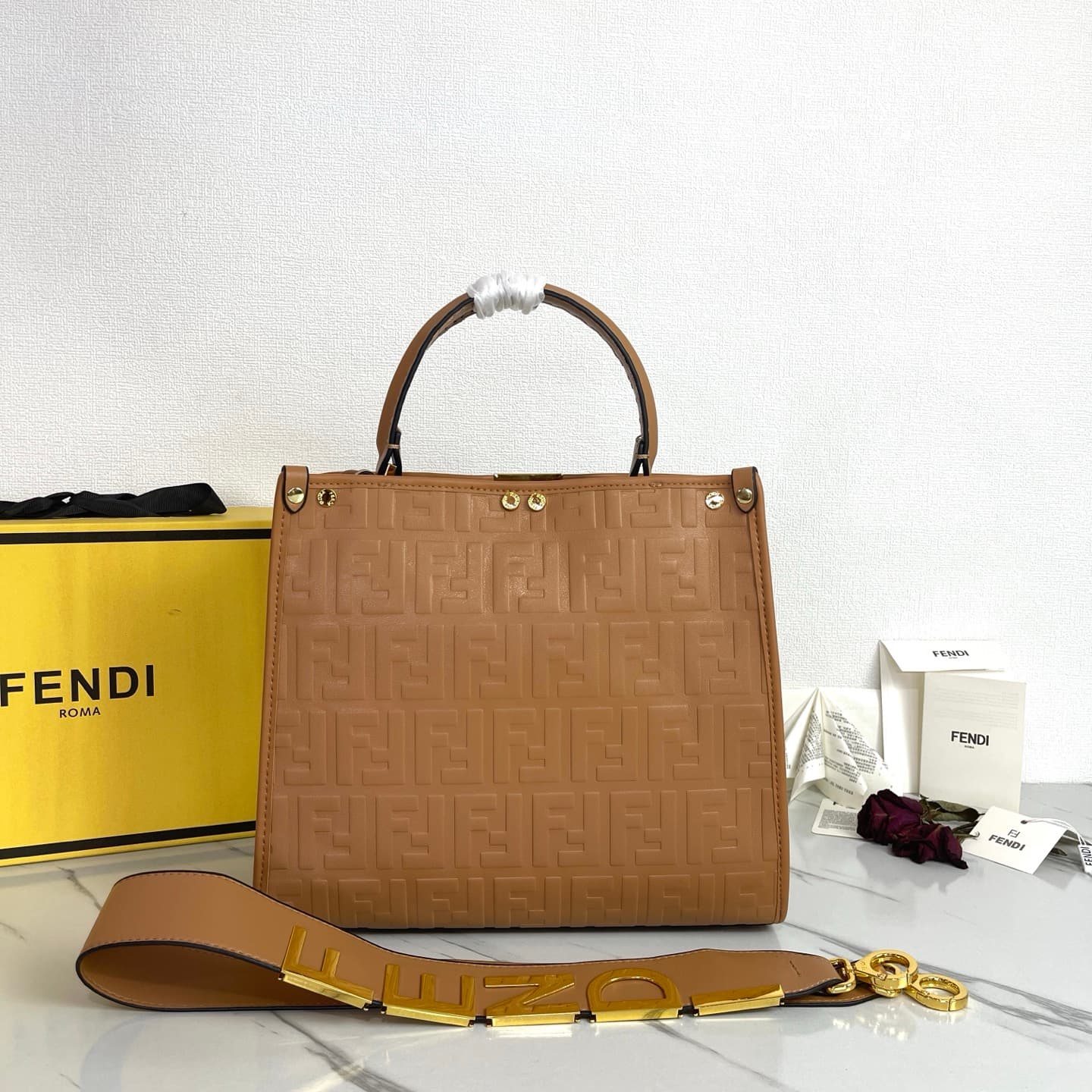 C2805 Fendi Perkaboo tote bags are basic models that can be used as beach bags. They feature elaborate embossing techniques, offering a vintage look with durability. Made from high-quality leather material—different from previous models, it immediately sh — image 3