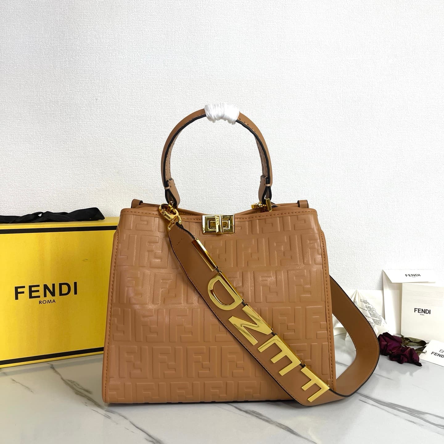 C2805 Fendi Perkaboo tote bags are basic models that can be used as beach bags. They feature elaborate embossing techniques, offering a vintage look with durability. Made from high-quality leather material—different from previous models, it immediately sh — image 1
