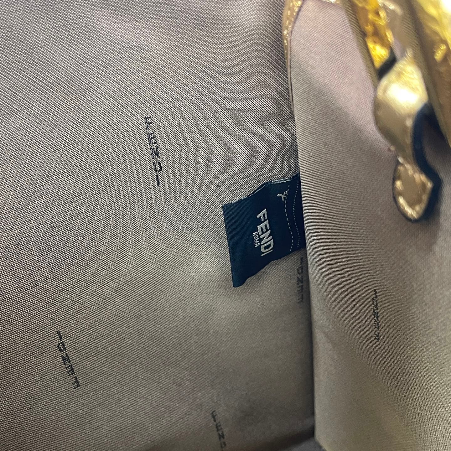 C2807 Fendi Perkaboo tote bags are basic models that can be used as beach bags. They feature heavy-duty embossing techniques, offering a vintage look while remaining durable. Made from high-quality leather material—different from previous models, it immed — image 7