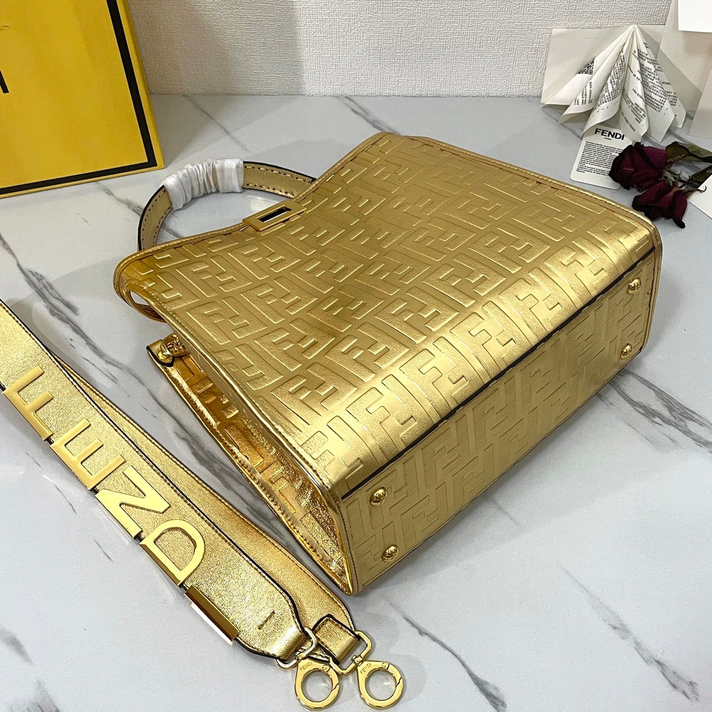 C2807 Fendi Perkaboo tote bags are basic models that can be used as beach bags. They feature heavy-duty embossing techniques, offering a vintage look while remaining durable. Made from high-quality leather material—different from previous models, it immed — image 4