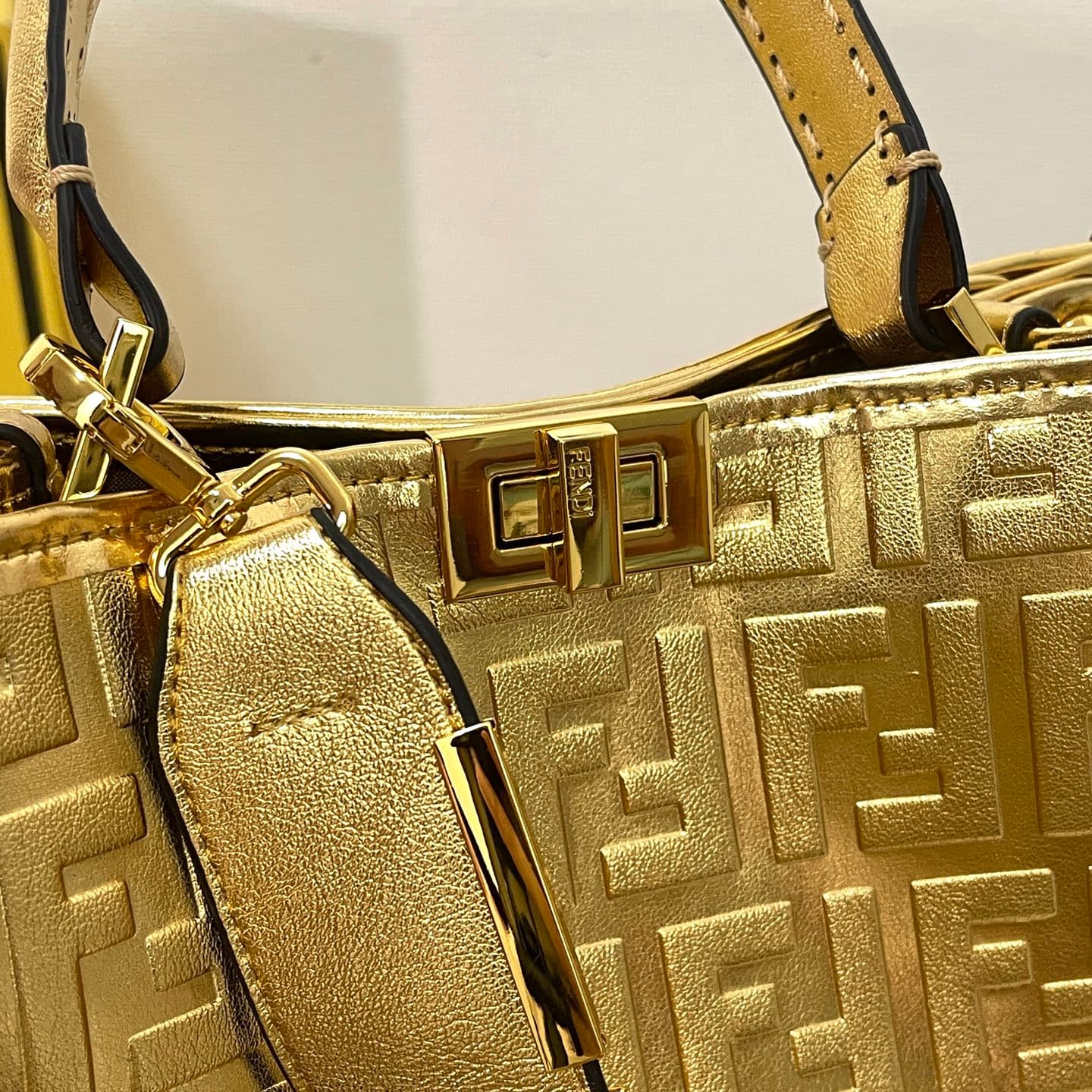 C2807 Fendi Perkaboo tote bags are basic models that can be used as beach bags. They feature heavy-duty embossing techniques, offering a vintage look while remaining durable. Made from high-quality leather material—different from previous models, it immed — image 8