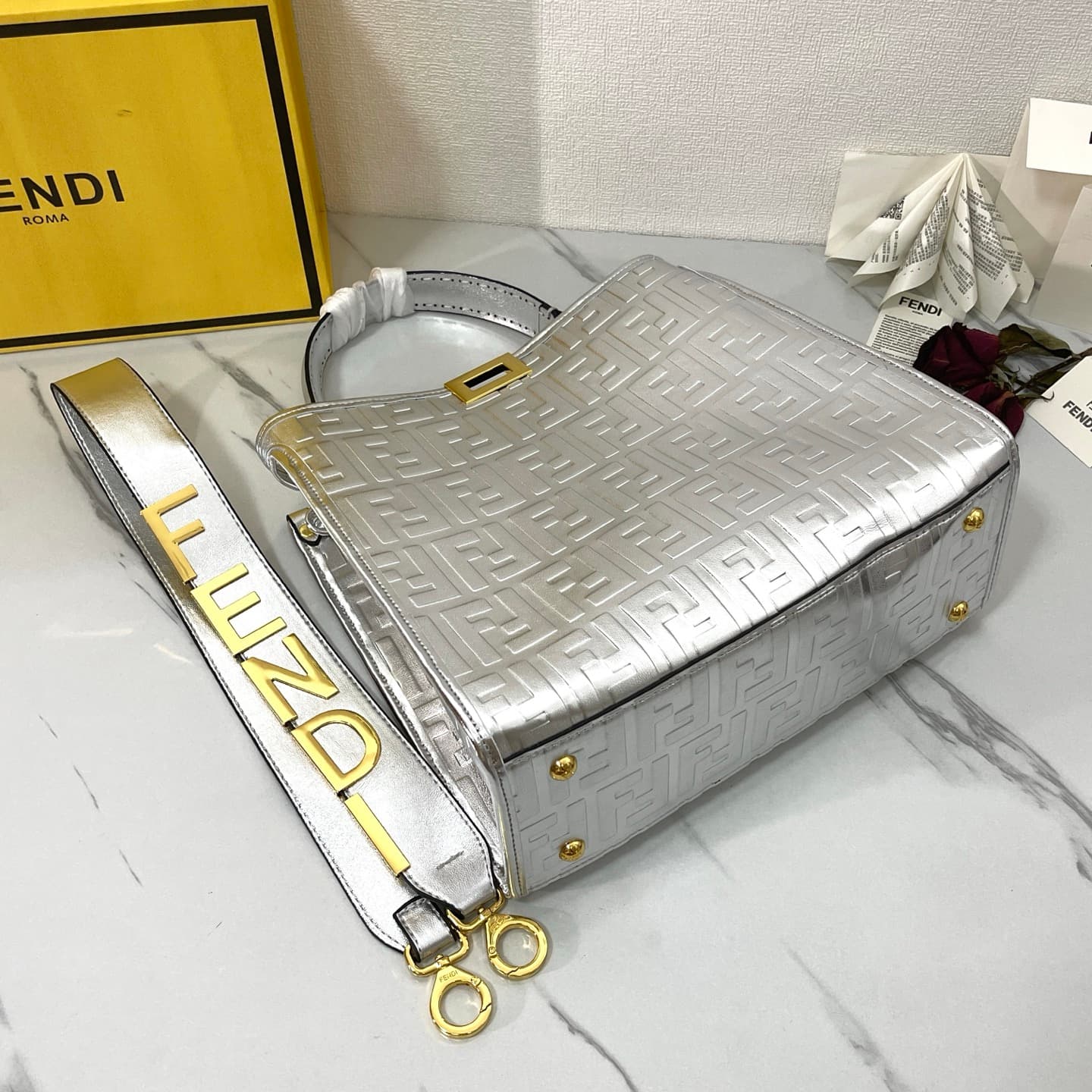 C2806 Fendi Perkaboo tote bags are basic models that can be used as beach bags. They feature heavy-duty embossing techniques, offering a vintage look while remaining durable. Made from high-quality leather material—unlike before, you can immediately notic — image 4