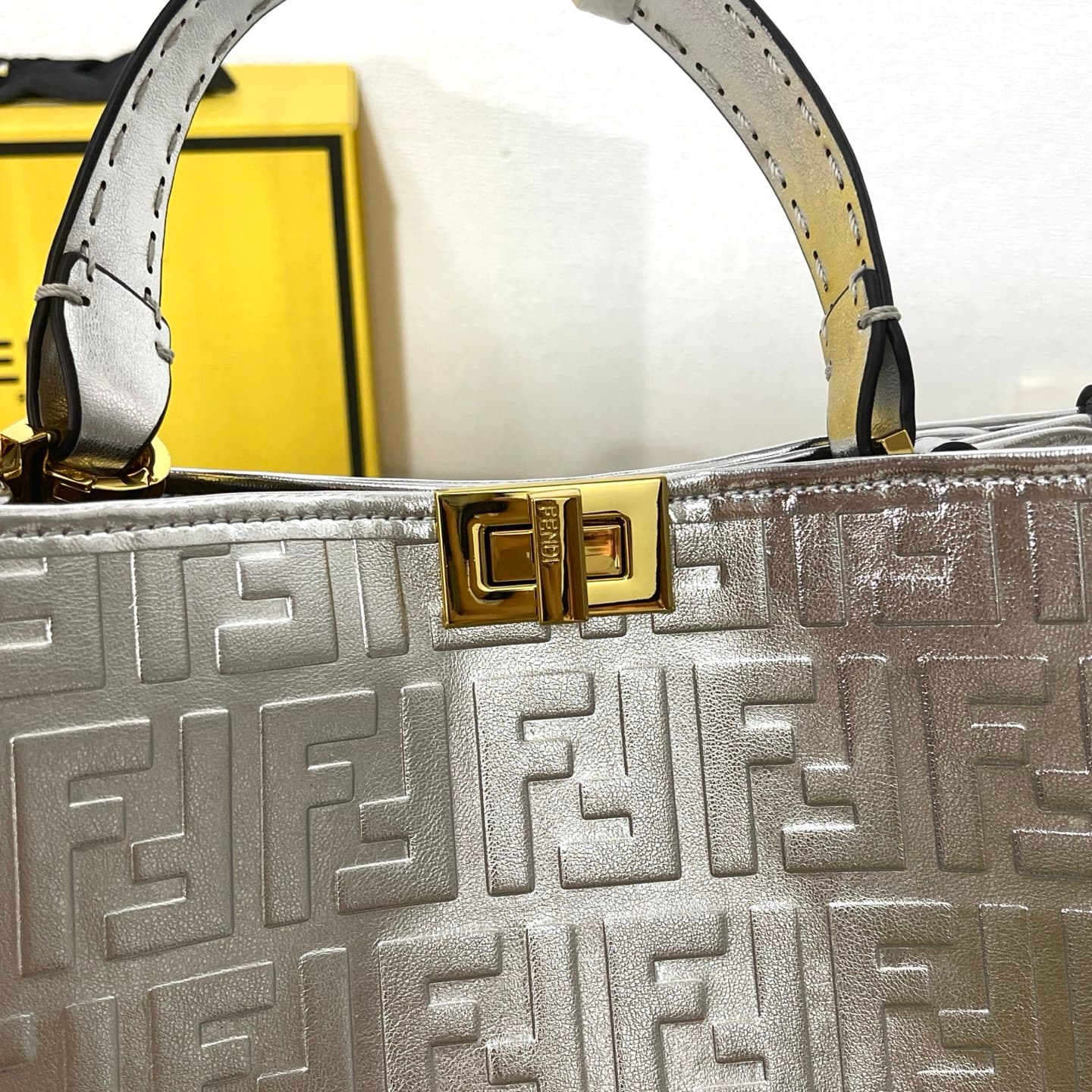 C2806 Fendi Perkaboo tote bags are basic models that can be used as beach bags. They feature heavy-duty embossing techniques, offering a vintage look while remaining durable. Made from high-quality leather material—unlike before, you can immediately notic — image 8