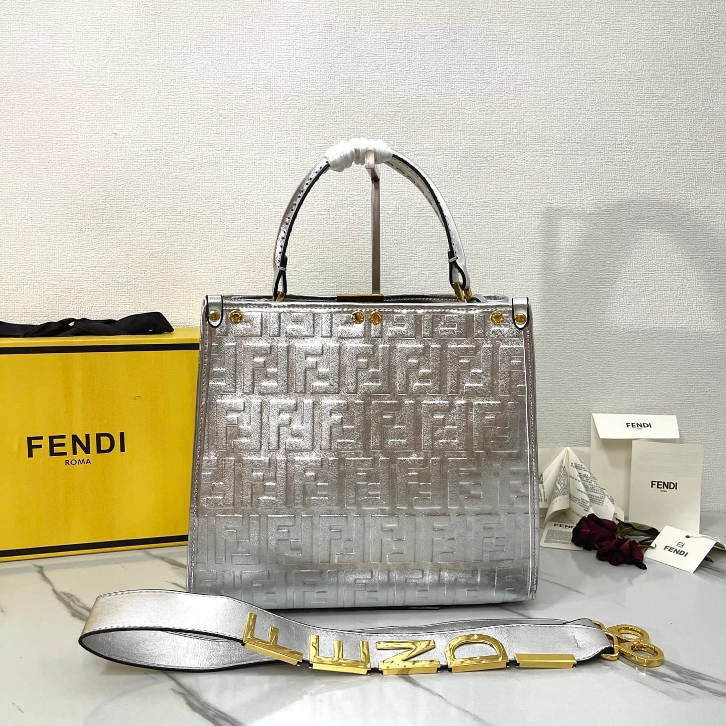 C2806 Fendi Perkaboo tote bags are basic models that can be used as beach bags. They feature heavy-duty embossing techniques, offering a vintage look while remaining durable. Made from high-quality leather material—unlike before, you can immediately notic — image 3