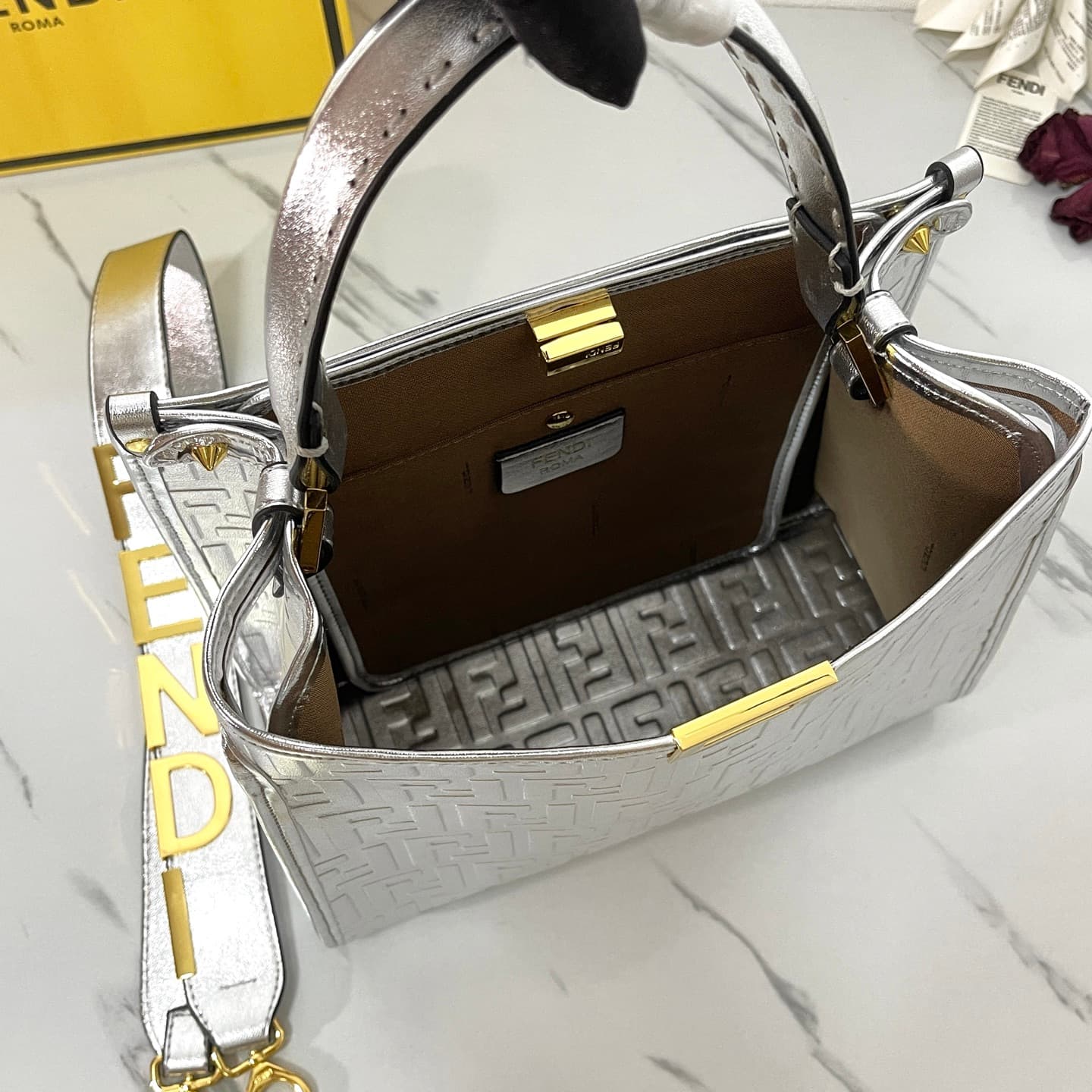 C2806 Fendi Perkaboo tote bags are basic models that can be used as beach bags. They feature heavy-duty embossing techniques, offering a vintage look while remaining durable. Made from high-quality leather material—unlike before, you can immediately notic — image 5