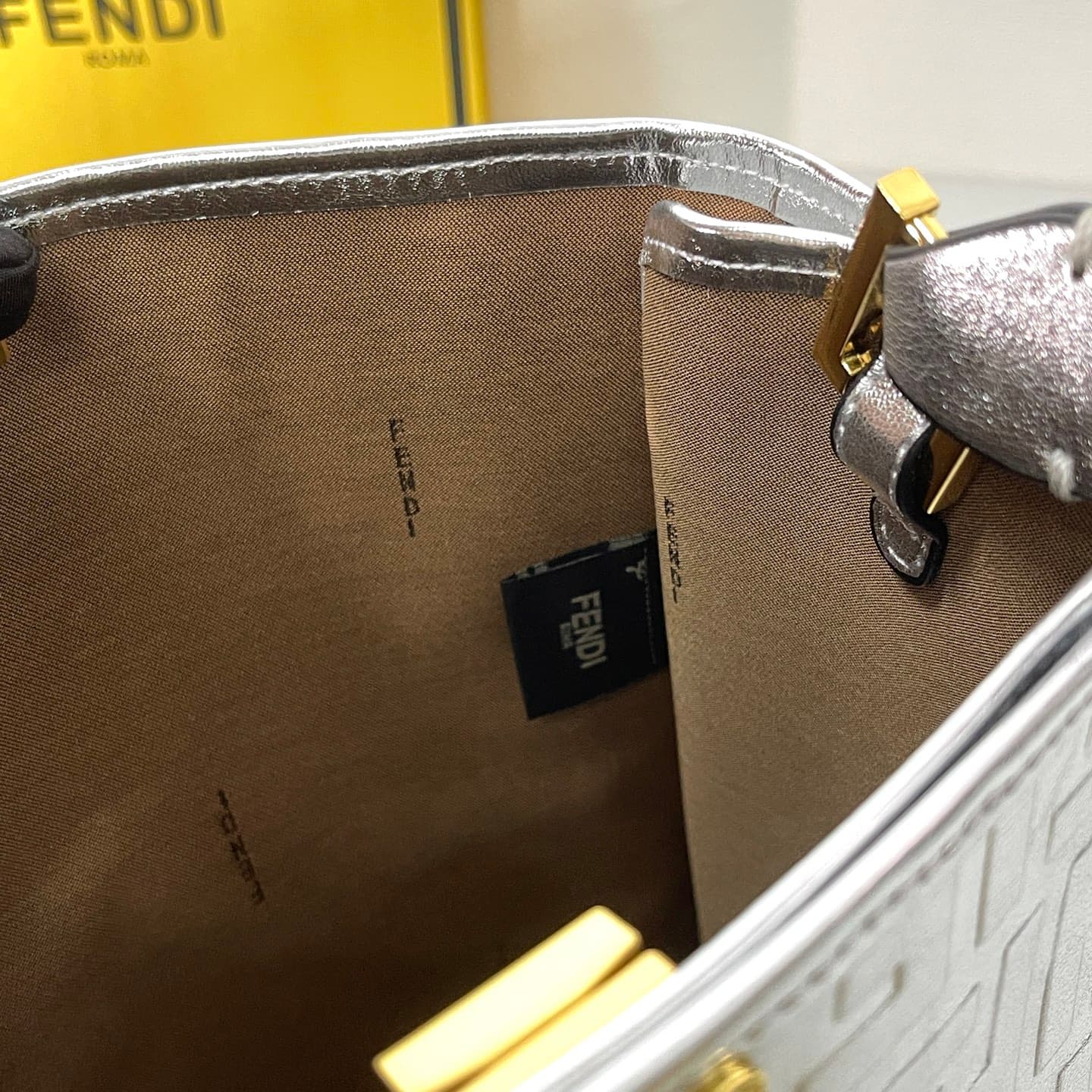 C2806 Fendi Perkaboo tote bags are basic models that can be used as beach bags. They feature heavy-duty embossing techniques, offering a vintage look while remaining durable. Made from high-quality leather material—unlike before, you can immediately notic — image 7