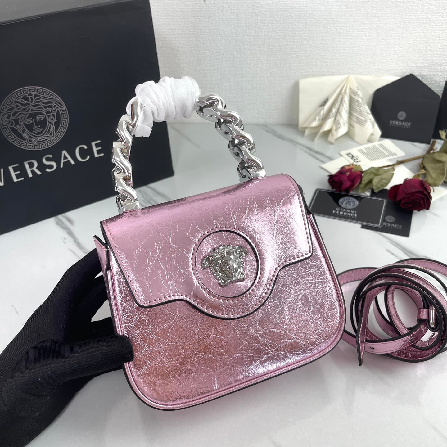 C2825 The new La Medusa mini bag, which has become extremely popular across the internet, is now available! It’s made from high-quality cowhide. The ton-sur-ton Medusa pattern in the center is highly recognizable. The handle at the top of the strap is det — image 5