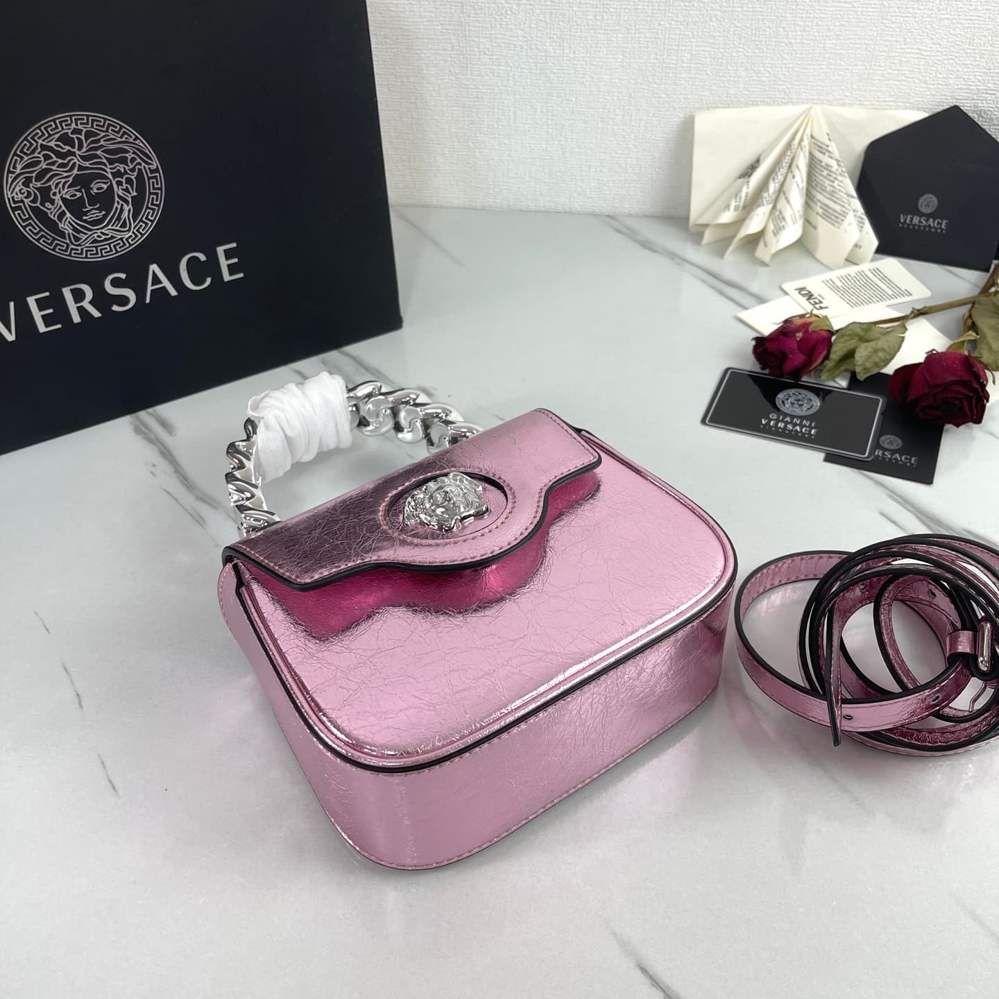 C2825 The new La Medusa mini bag, which has become extremely popular across the internet, is now available! It’s made from high-quality cowhide. The ton-sur-ton Medusa pattern in the center is highly recognizable. The handle at the top of the strap is det — image 4