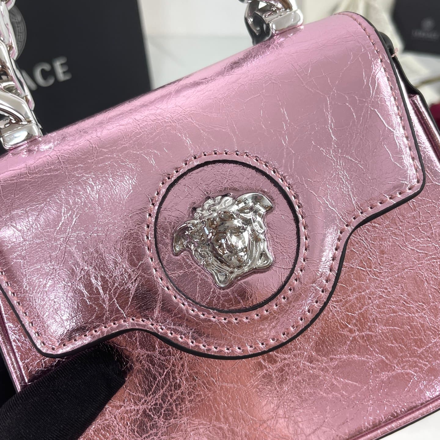 C2825 The new La Medusa mini bag, which has become extremely popular across the internet, is now available! It’s made from high-quality cowhide. The ton-sur-ton Medusa pattern in the center is highly recognizable. The handle at the top of the strap is det — image 8