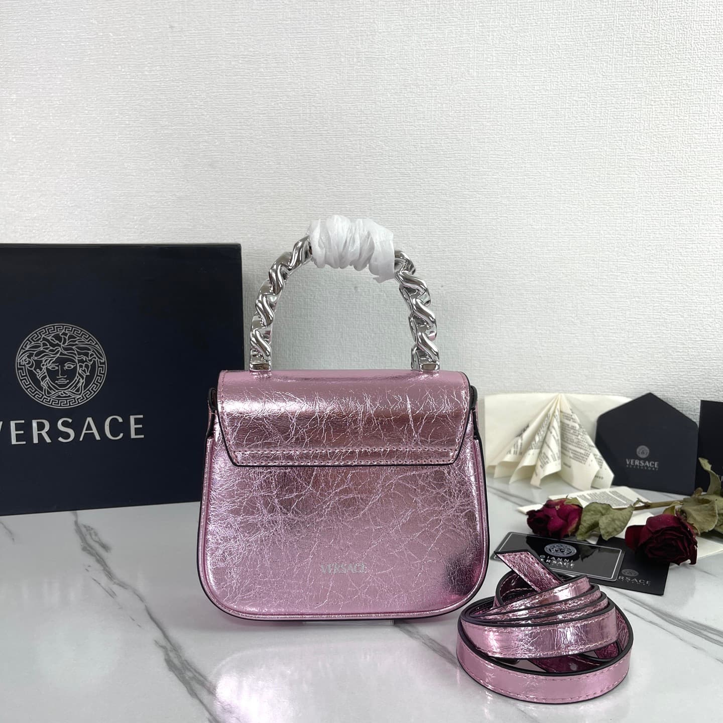 C2825 The new La Medusa mini bag, which has become extremely popular across the internet, is now available! It’s made from high-quality cowhide. The ton-sur-ton Medusa pattern in the center is highly recognizable. The handle at the top of the strap is det — image 3