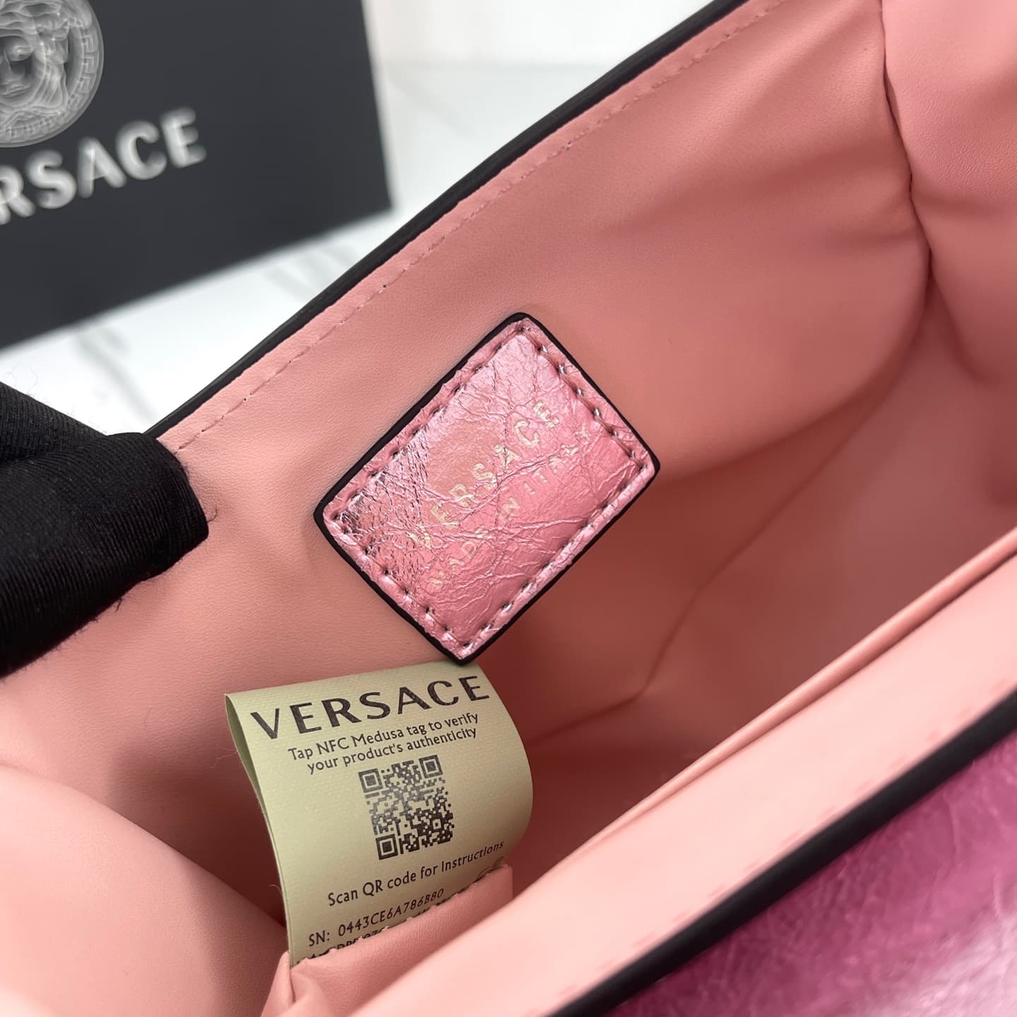 C2825 The new La Medusa mini bag, which has become extremely popular across the internet, is now available! It’s made from high-quality cowhide. The ton-sur-ton Medusa pattern in the center is highly recognizable. The handle at the top of the strap is det — image 7