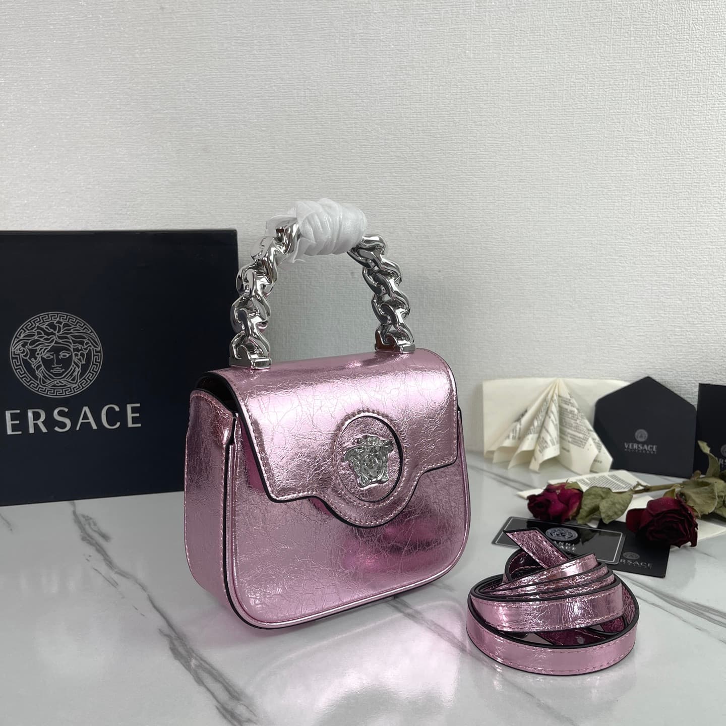 C2825 The new La Medusa mini bag, which has become extremely popular across the internet, is now available! It’s made from high-quality cowhide. The ton-sur-ton Medusa pattern in the center is highly recognizable. The handle at the top of the strap is det — image 2